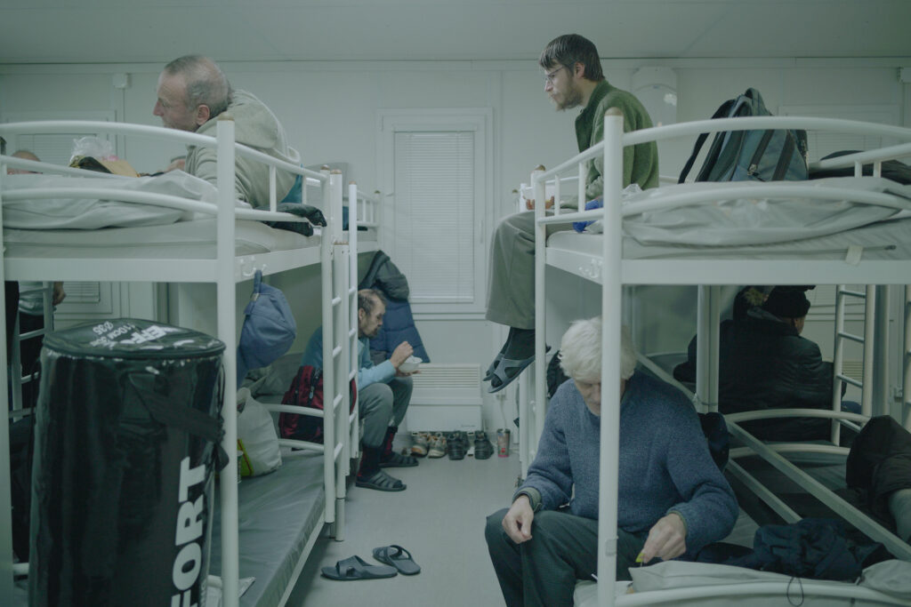 Aleksey (62 ans, en bas à dr.) et Volodya (38 ans, en haut à dr.), tous deux sans-abri à la suite d’escroqueries au logement, pratique malheureusement courante en Russie, trouvent refuge dans l’asile de nuit de Nochlezhka.