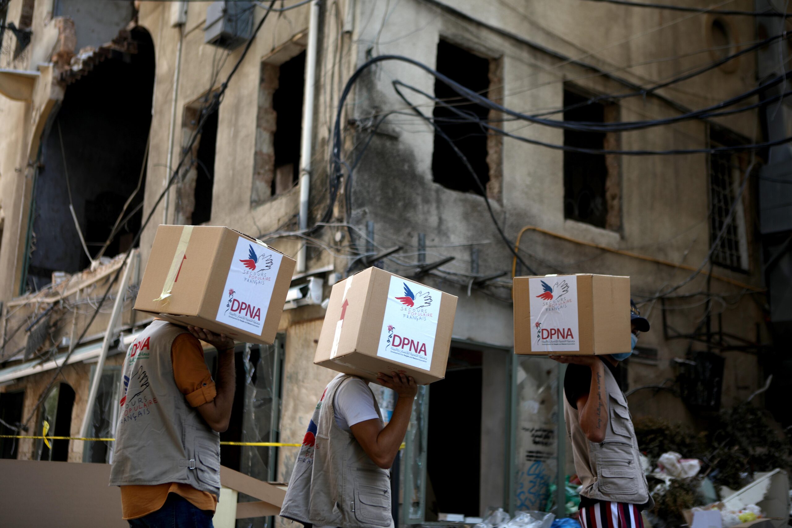 Trois volontaires de DPNA lors d'une distribution de colis d'urgence dans une rue de Beyrouth