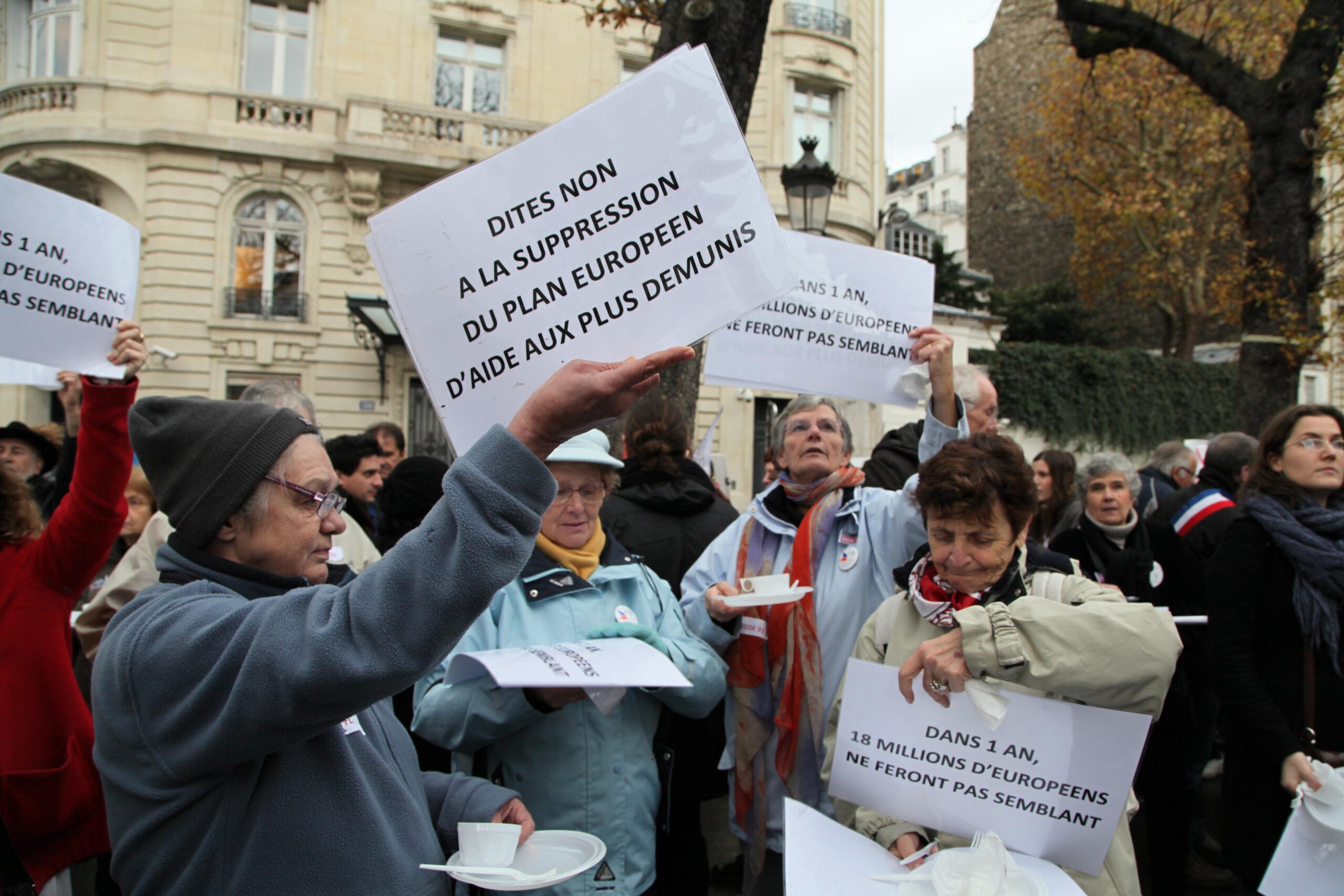 En 2012, les quatre associations françaises qui distribuent l'aide alimentaire européenne ont tenu des manifestations pour exiger son  maintien.