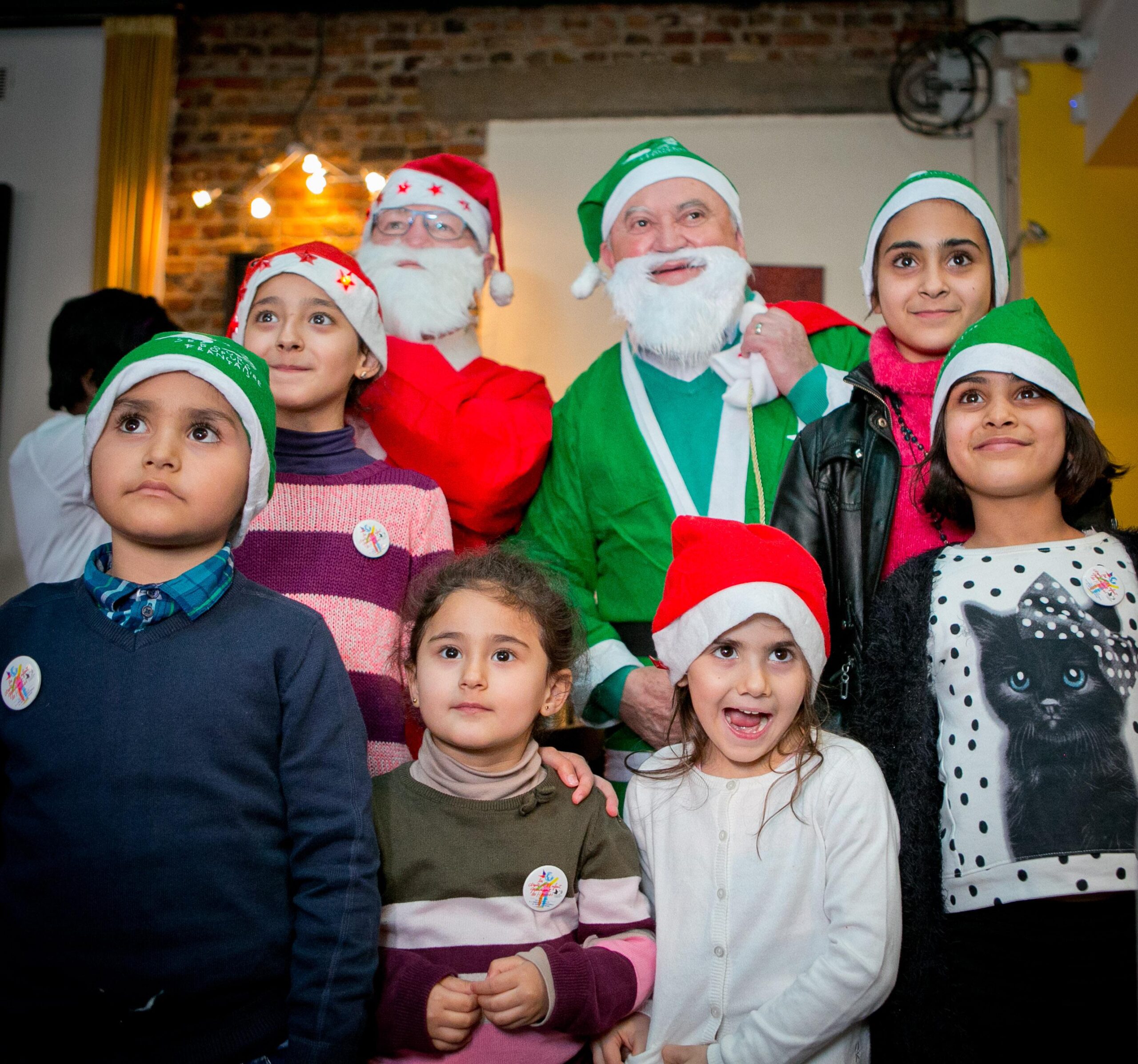 Les Pères Noël verts répondent toujours présents. Ici, un réveillon avec des enfants réfugiés venant de Syrie et d'Irak. Image d'archive de Noël 2015.