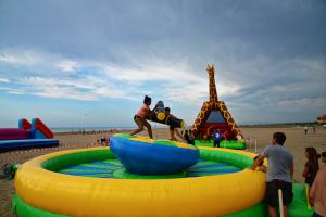 Sur la plage de Gruissan (Aude), les enfants jouent avec les attractions mises à leur disposition. 