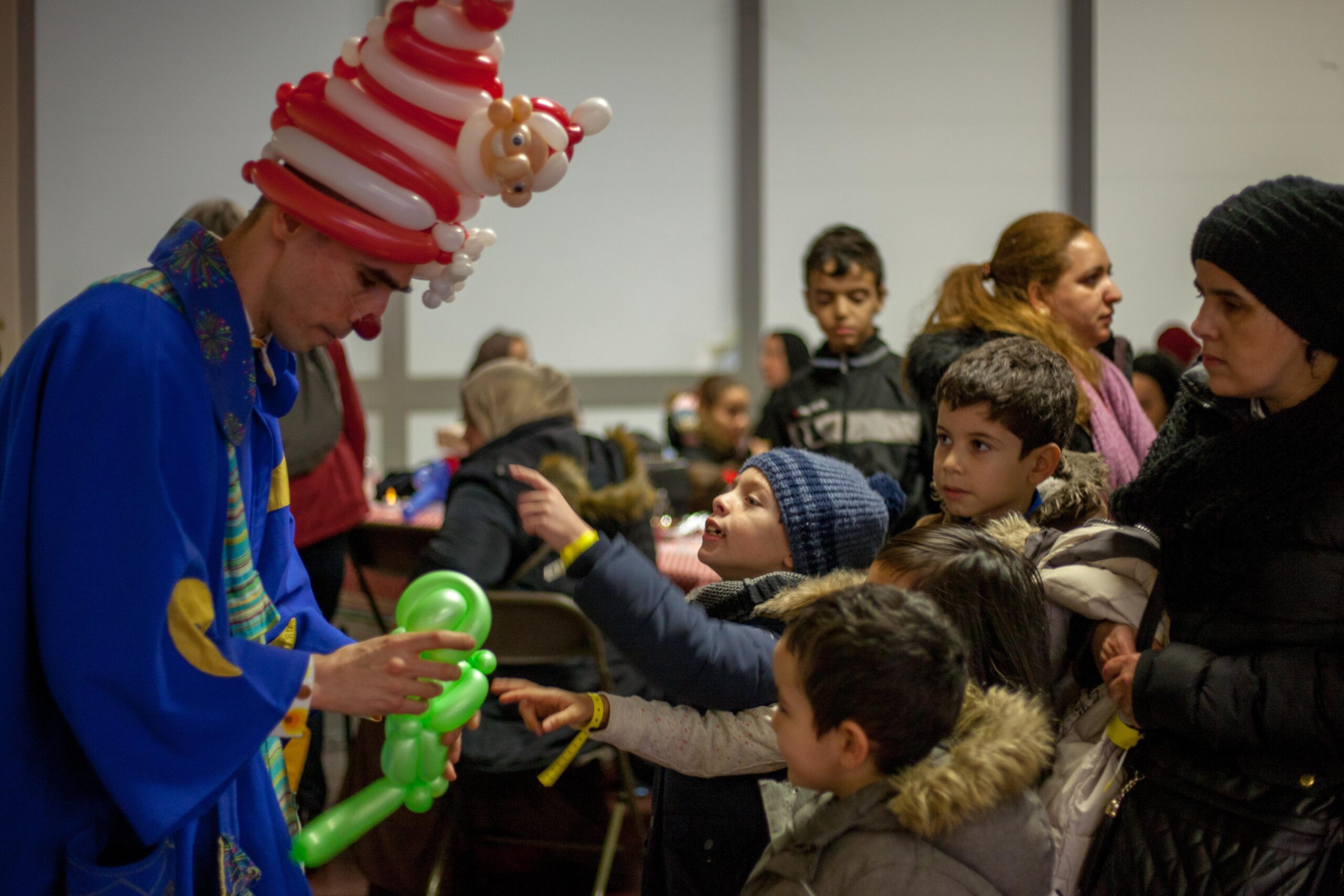 Un magicien faisait apparaitre des grenouilles, des serpents, des chats et des chiens à l'aide de ballons.