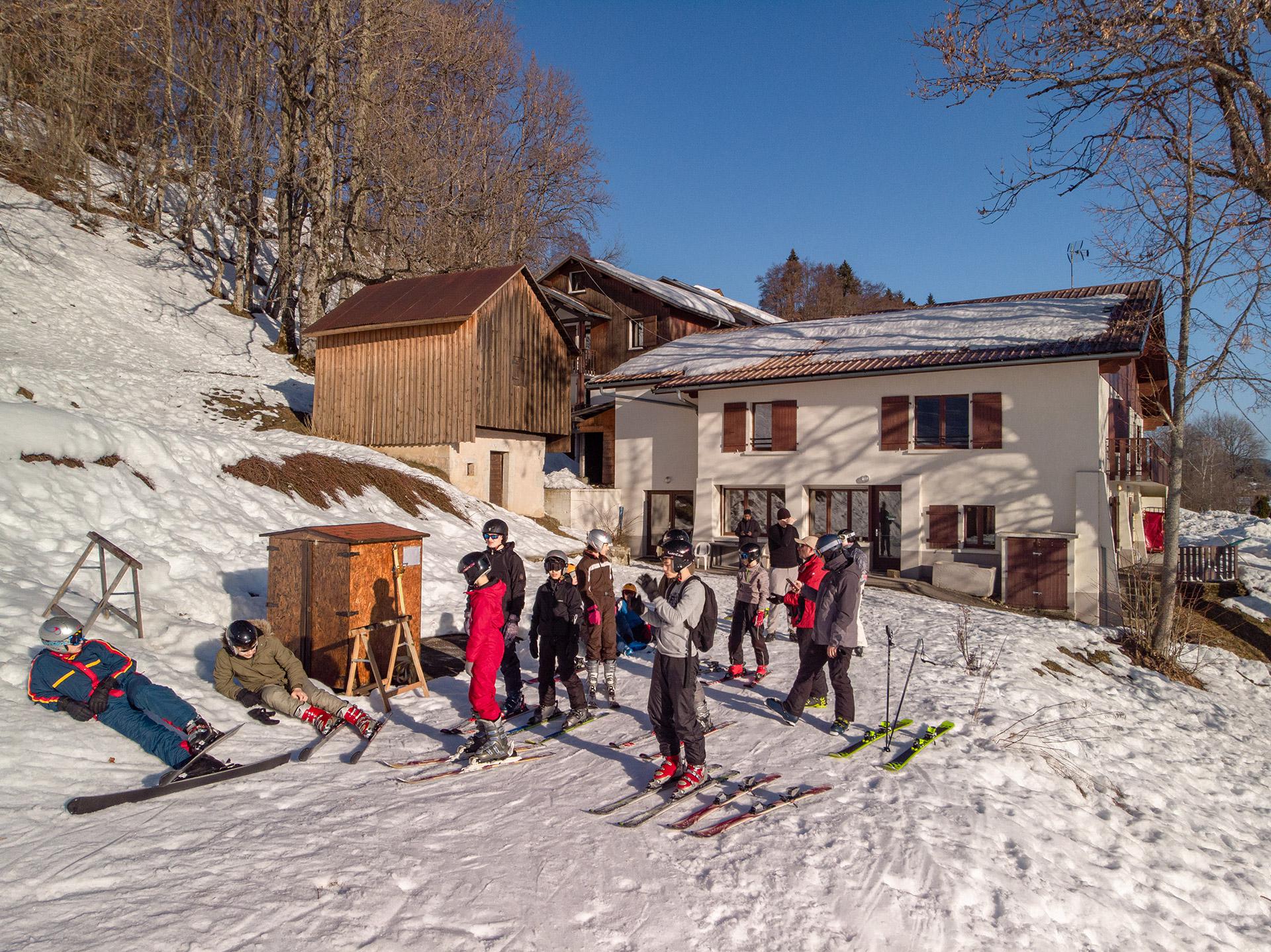 Les deux chalets sont situés en bas des pistes, à quelques mètres des premiers tires-fesses, portes d'entrées vers les sommets enneigés.