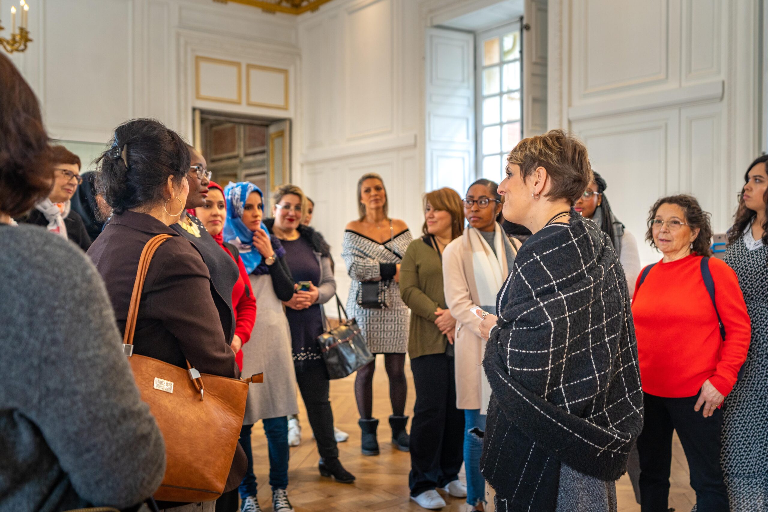 Chaque groupe était très attentif durant la visite des appartements de la reine et la description des contraintes qui pesaient déjà sur les femmes sous l'Ancien régime. 