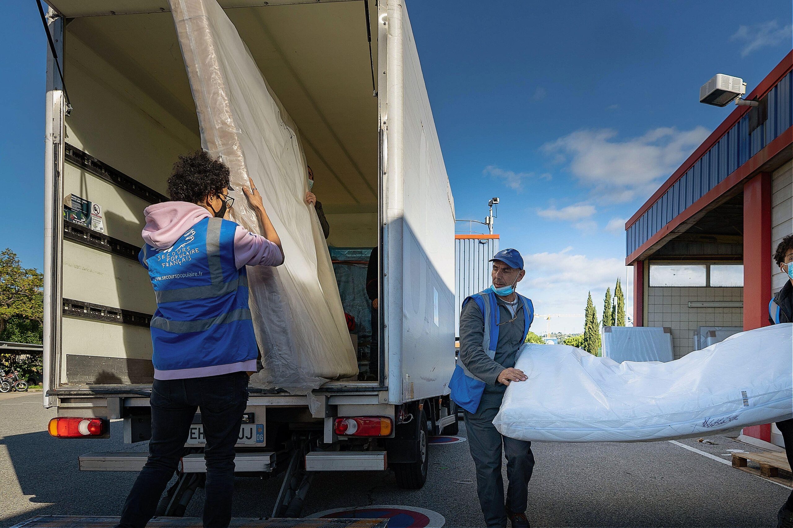 Les jeunes bénévoles de Nice chargent des dizaines de matelas, fournis entre autres par la fédération de l'Eure-et-Loir du SPF. Direction : Saint-Martin-de-la-Vésubie.