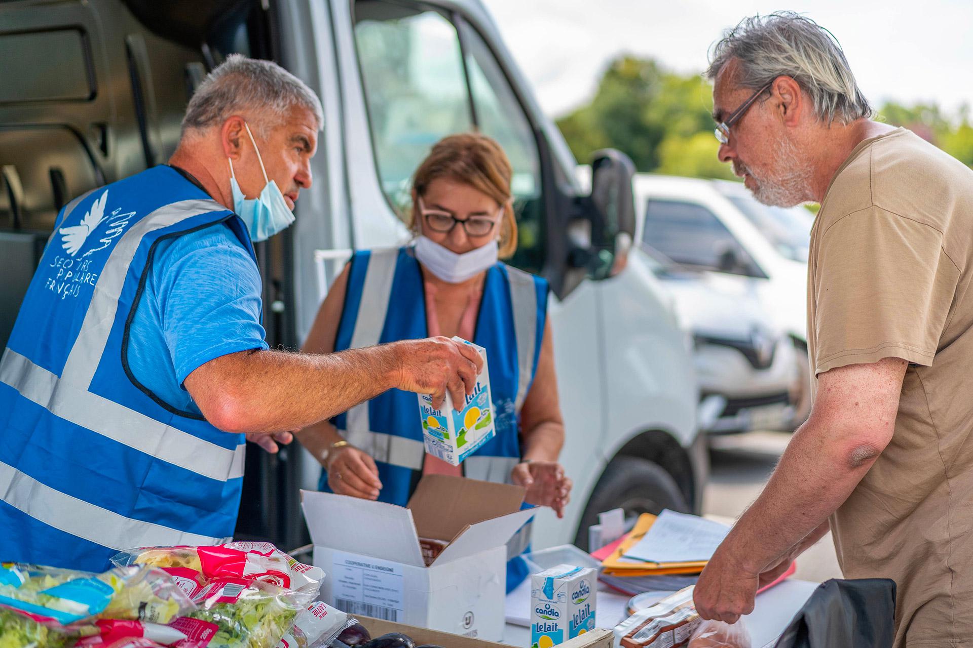 Les bénévoles de Périgueux apportent très régulièrement de l'aide alimentaire à une trentaine de familles de Sarlat, frappées par la crise. Hervé, lui, vient après une baisse des aides sociales.