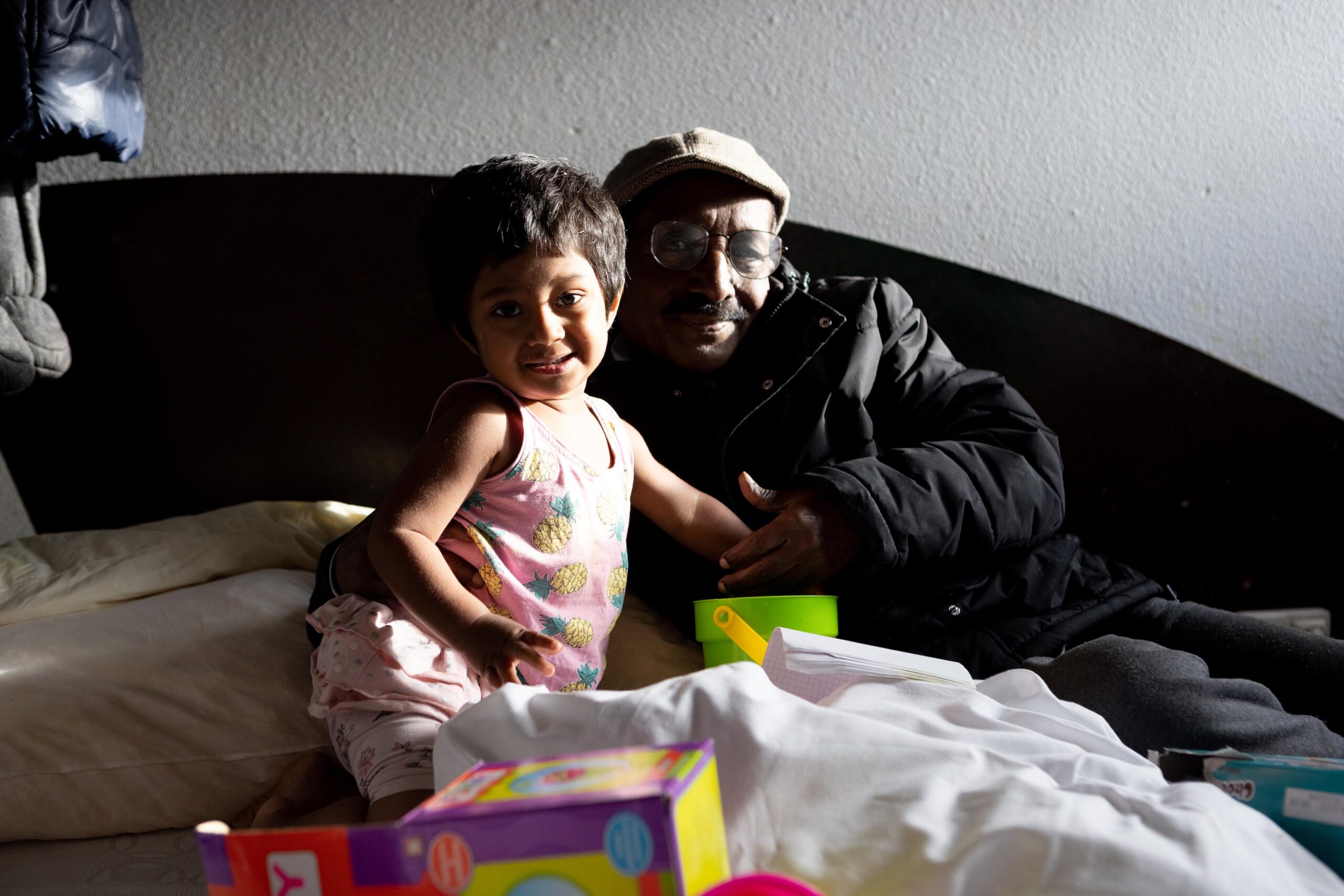 La fille de Sypda est née il y a deux ans et un mois. Cela faisait un mois que la petite famille était arrivée dans l'hôtel social de Tigery. Cette année, la petite a eu un cadeau apporté par le Père Noël vert.