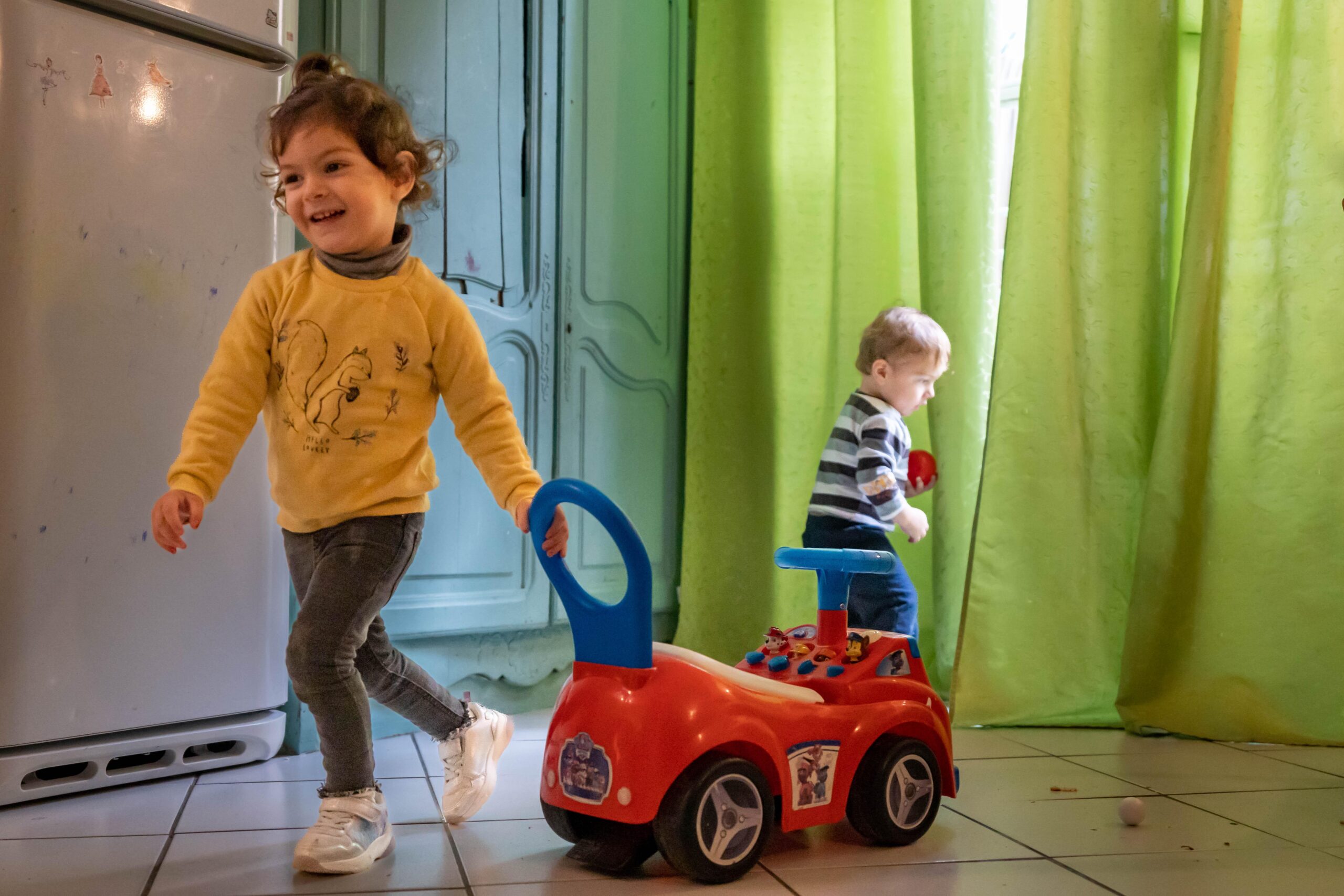 Alexandre (à droite), Gabriella et Gabrielli (hors champs) grandissent à Nice avec leur père ingénieur, leur mère infatigable et les bénévoles du Secours populaire.