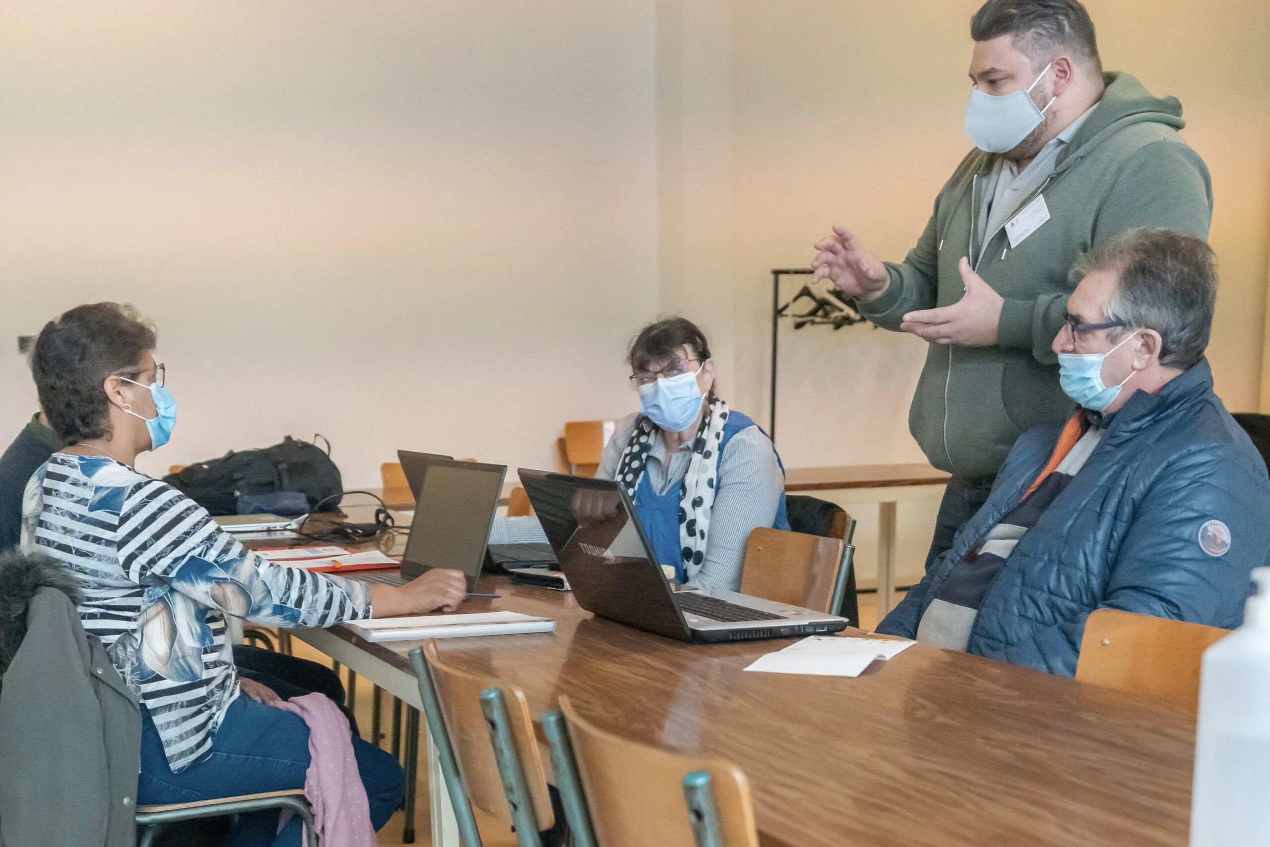 A Boucq, les participant à l'atelier d'initiation au numérique sont contents de la venue de Christophe. Ils attendaient une formation de ce type depuis très longtemps.