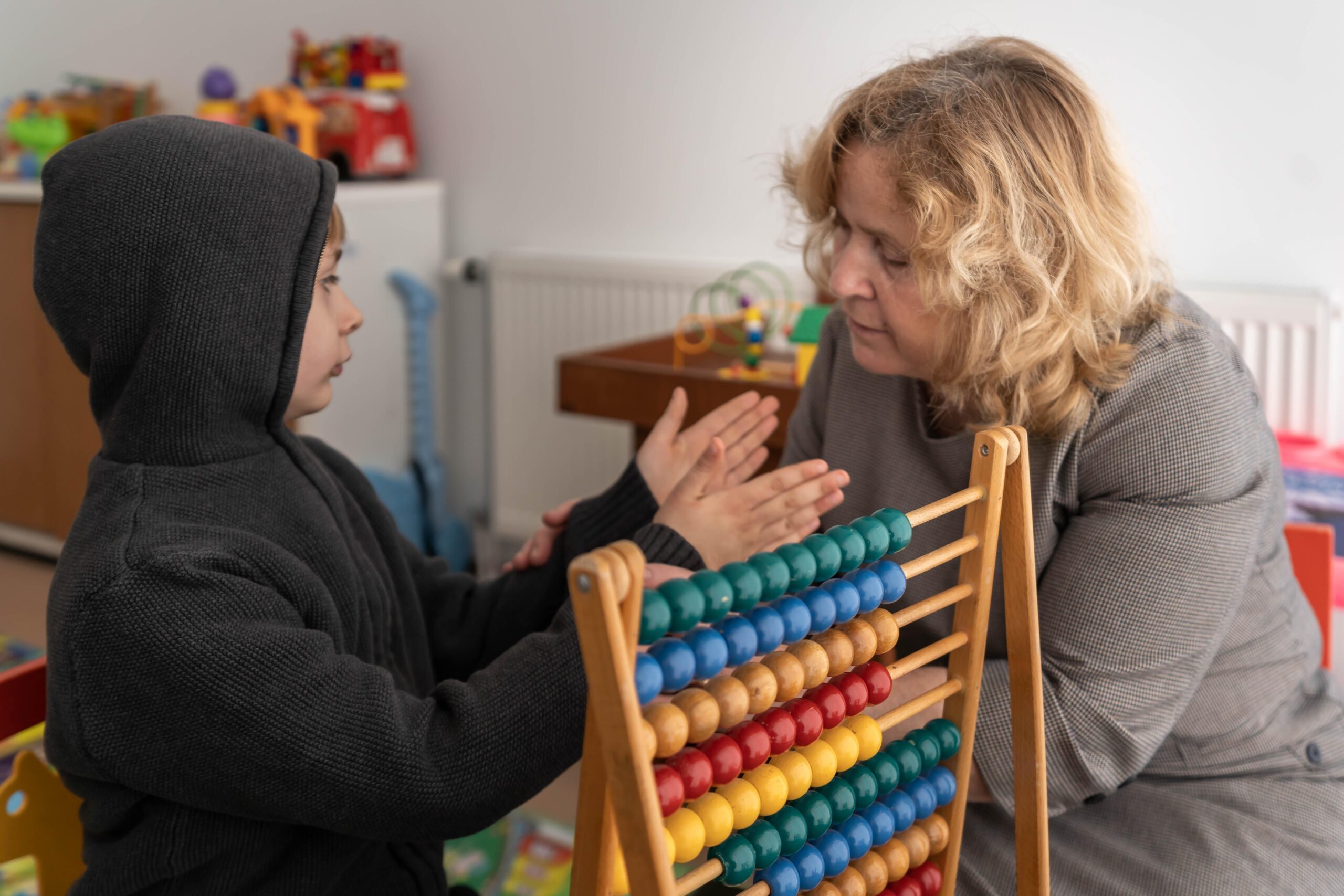 Ilmije Hyseni travaille depuis plus de vingt ans comme psychothérapeute au centre Handikos de Vushtrri. Elle a noué avec Anoar, 7 ans, autiste, une relation de confiance qui permet à l’enfant de faire des progrès, notamment en calcul. Kosovo : Handikos, le handicap à bras-le-corps