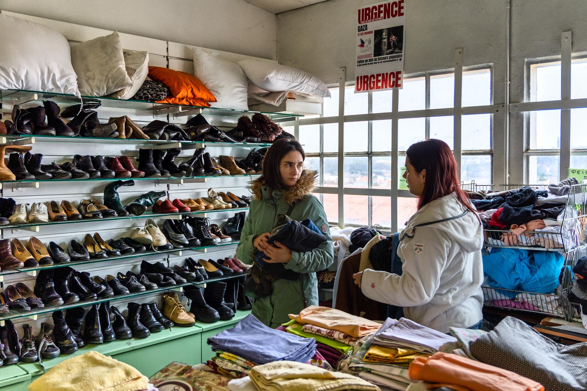 Oksana et Alona discutent des affaires dont elles ont besoin pour elles et leurs enfants. Elles sont parties sans rien. "J'ai tout laissé derrière moi. Tout. Mon mari, mon père, ma maison, mon pays", confie Oksana. 