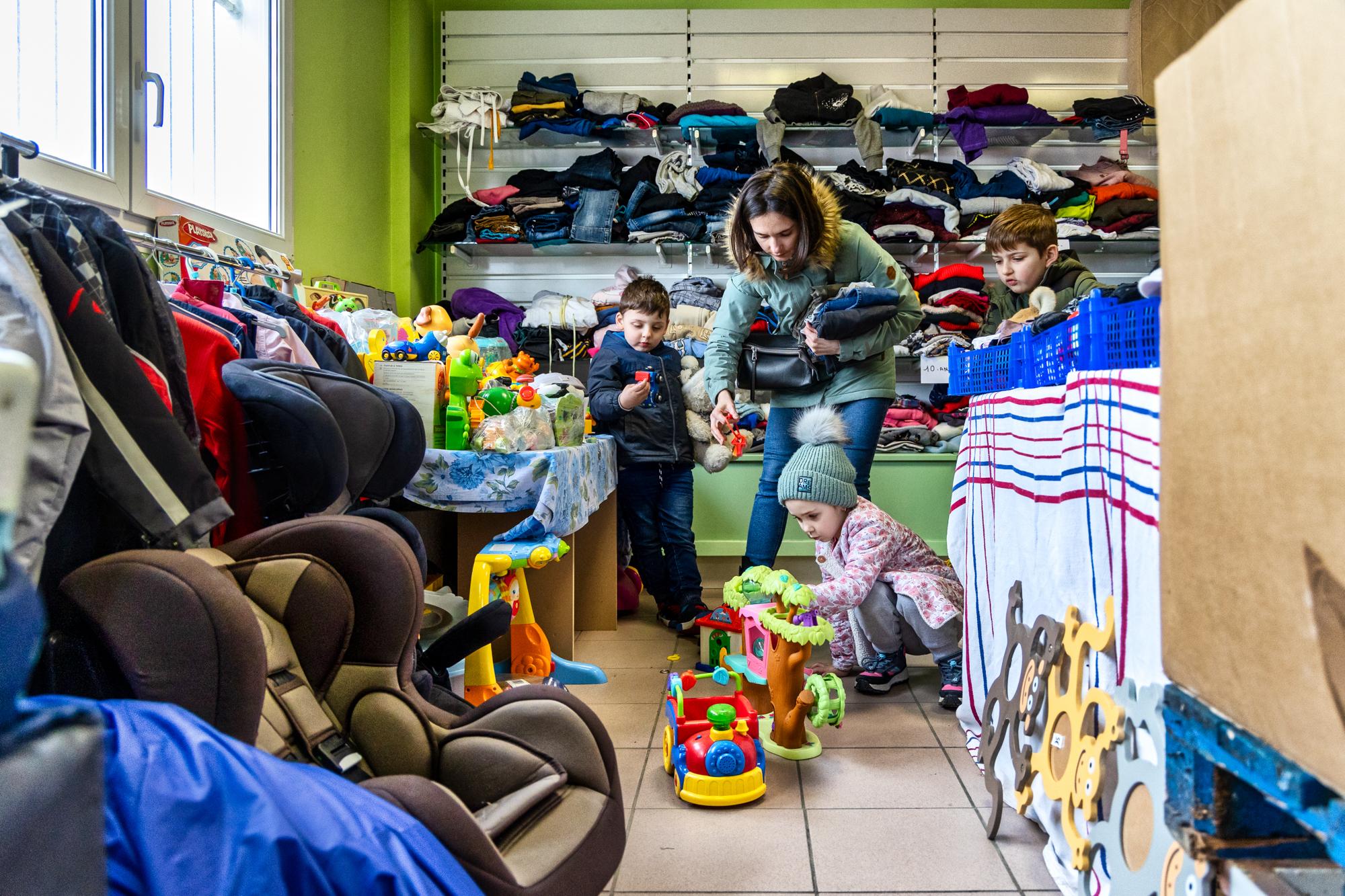 Oksana et ses enfants ont fui l’Ukraine et ont tout laissé derrière eux. A Périgueux où ils ont trouvé refuge, le Secours populaire les accompagne, notamment en leur offrant des vêtements, des jouets et des fournitures scolaires. 20 mars 2022.
Ukraine : 200 jours de guerre et de solidarité