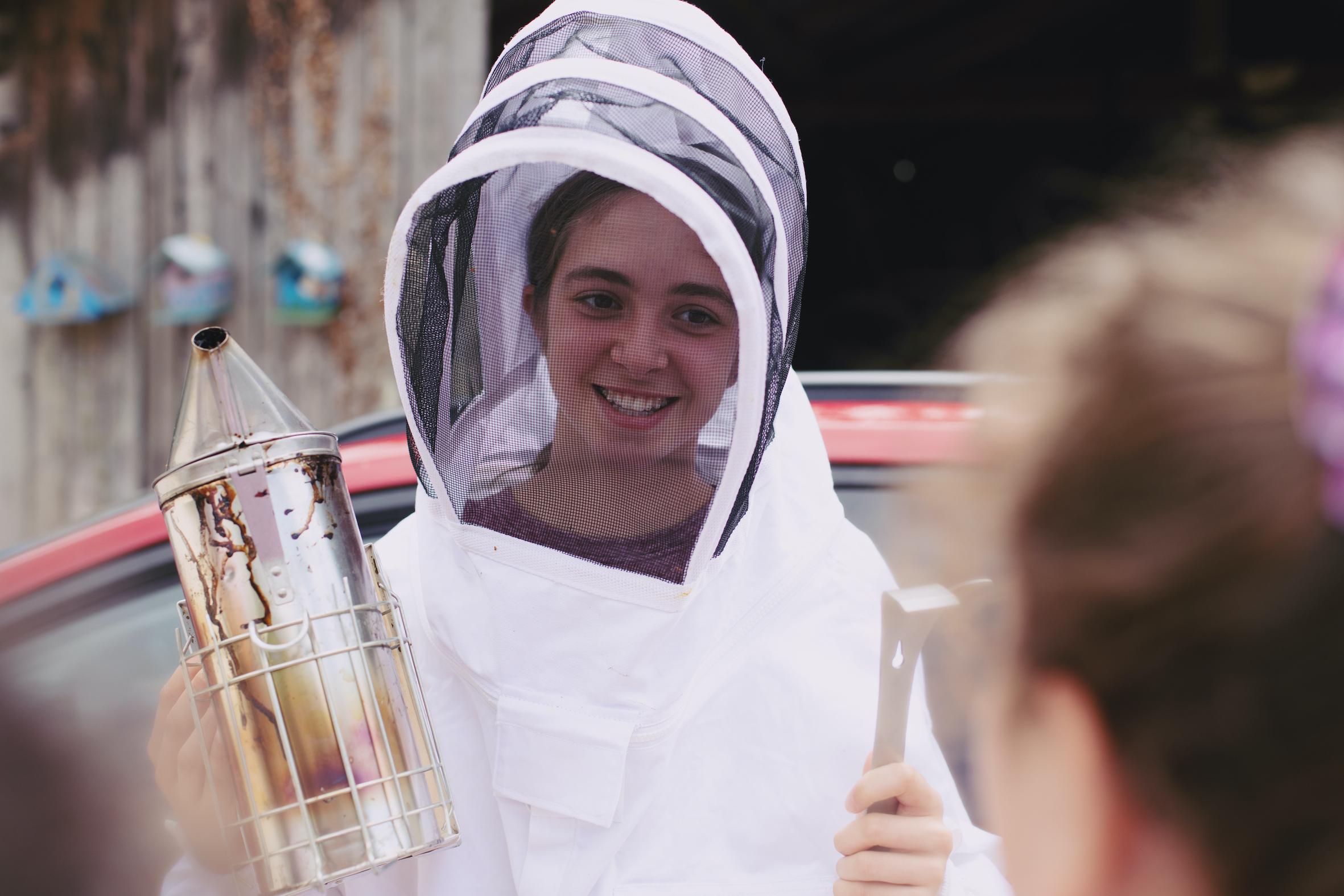 Les enfants du Secours populaire de Loire-Atlantique, lors d’un atelier de découverte de l’apiculture, extraient le miel des ruches. Nantes, le 29 juin 2022. Cet été, le Secours populaire s’est offert un bain de culture