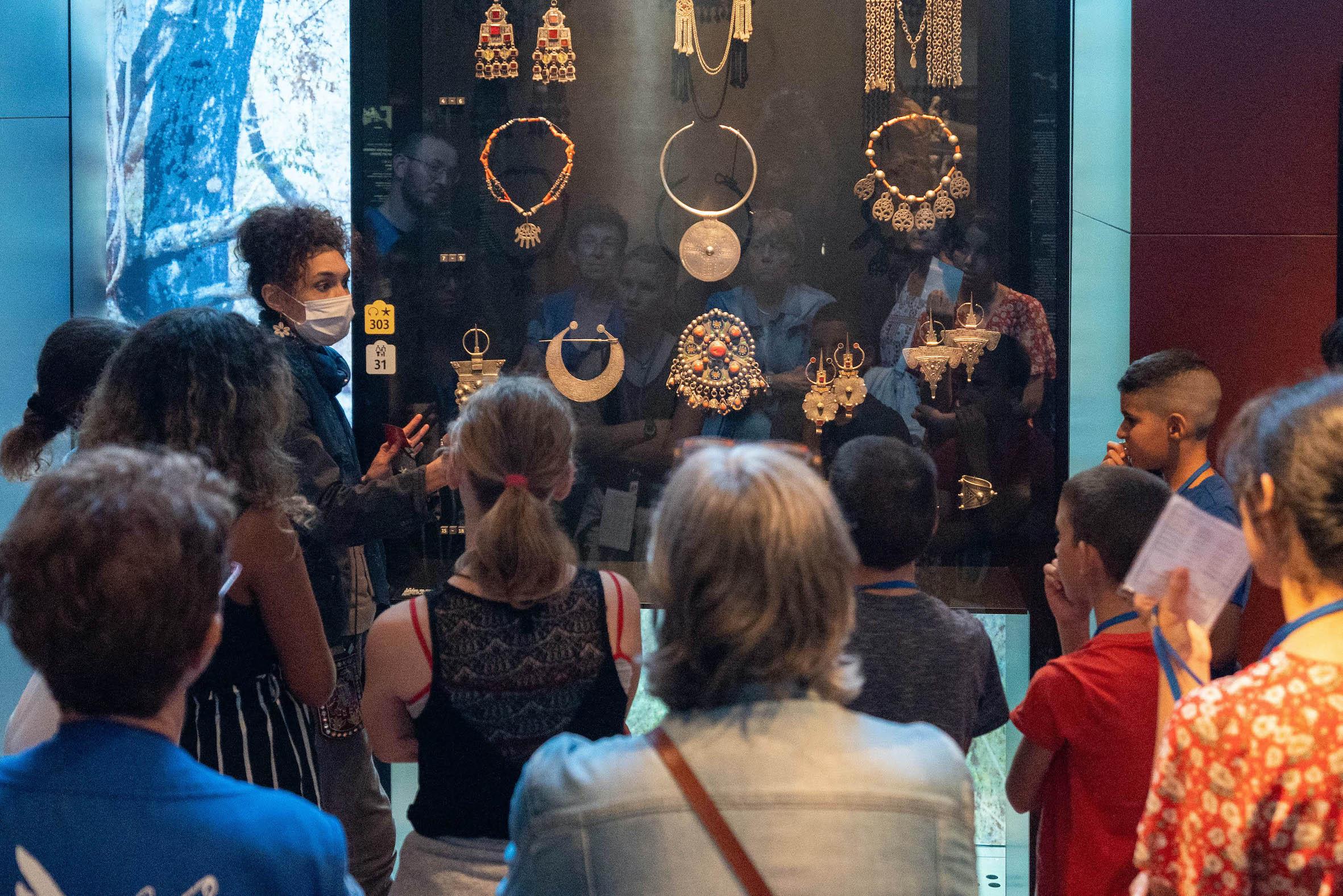 Les enfants du Secours populaire des Alpes-de-Haute-Provence visitent le musée du Quai Branly. Paris, le 21 juillet 2022. Cet été, le Secours populaire s’est offert un bain de culture