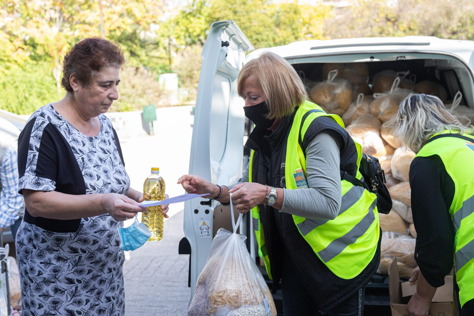 Une habitante du quartier de Kypséli Grava se voit offrir par Rena, bénévole de l’association Solidarité populaire de Grèce, un colis de denrées alimentaires.
Grèce : l’irremplaçable solidarité populaire