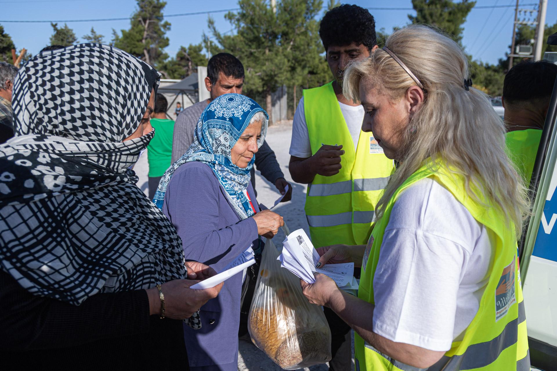Reza et Katerina, bénévoles de Solidarité populaire de Grèce, distribuent des colis alimentaires aux familles réfugiées du camp de Malakasa.
Grèce : l’irremplaçable solidarité populaire