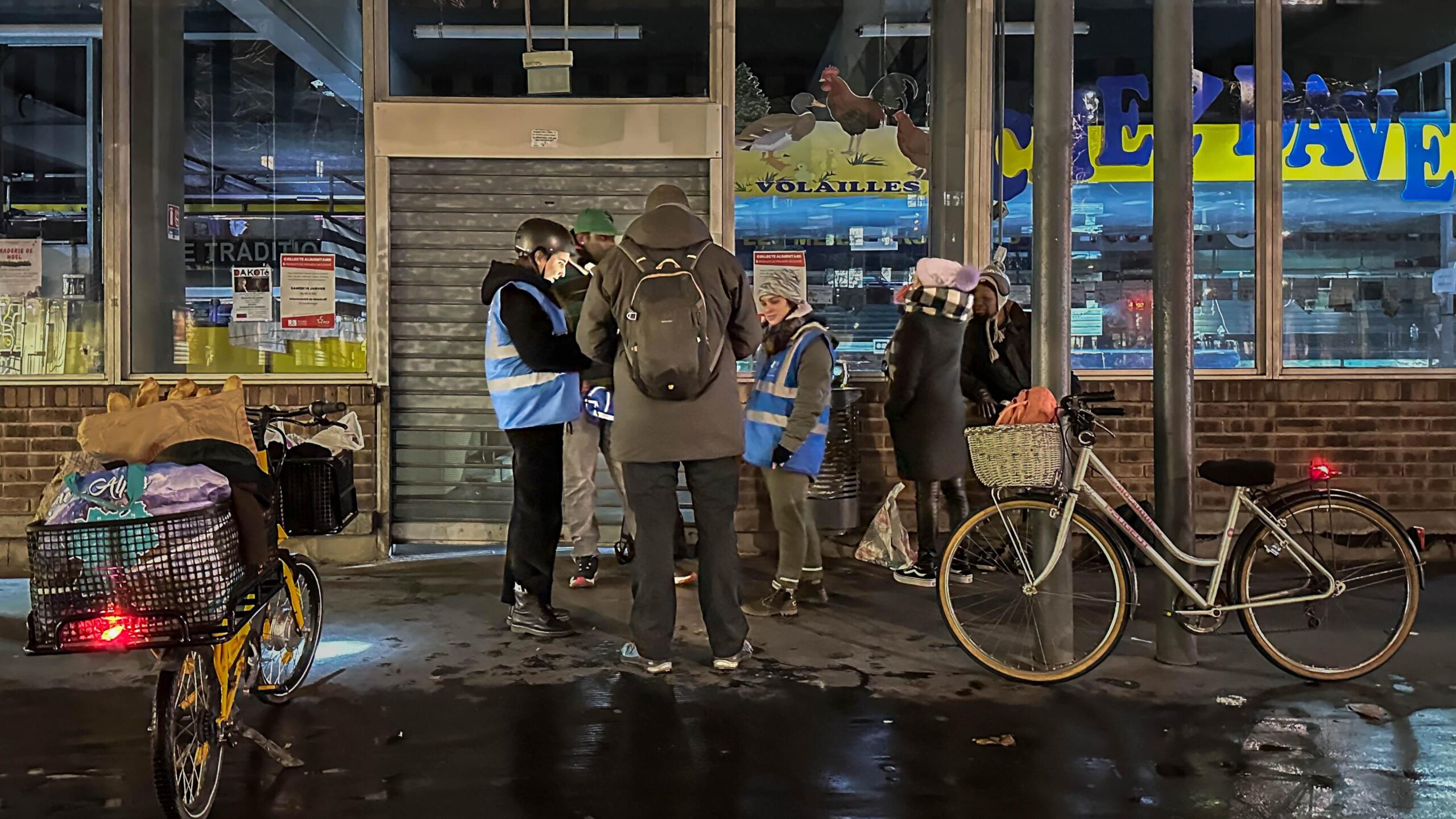 Première étape, l'incontournable place de la Mairie de Malakoff, point de rendez-vous de la ''communauté'' de la rue. Les bénévoles y retrouvent souvent des personnes dont le suivi est assuré par l'accueil de jour.