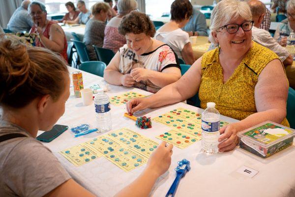 Les "mordus" du loto, souvent des femmes, étaient au rendez-vous. Ils sont venus avec leurs chiffres fétiches, leurs raclettes aimantées à pions et même de petits ventilateurs. La bonne humeur aussi était au rendez-vous. 