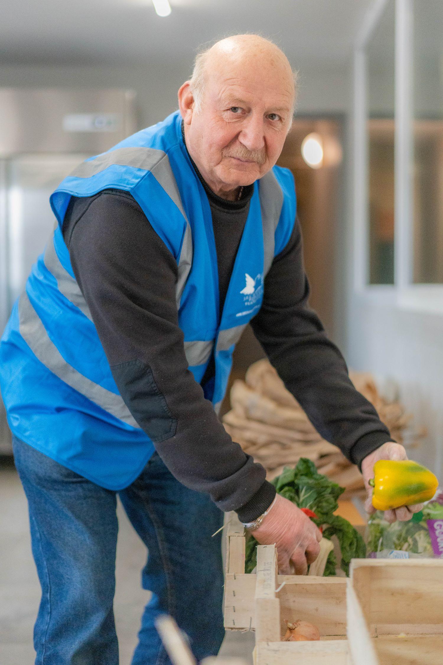 Ce sourire, c'est celui qui apparait sur le visage de Dominique à chaque fois qu'une nouvelle personne vient chercher des légumes à Longué. Il écoute, conseille, et remplis à pleine poignées les sacs qu'on lui tend. Le sourire aux lèvres.