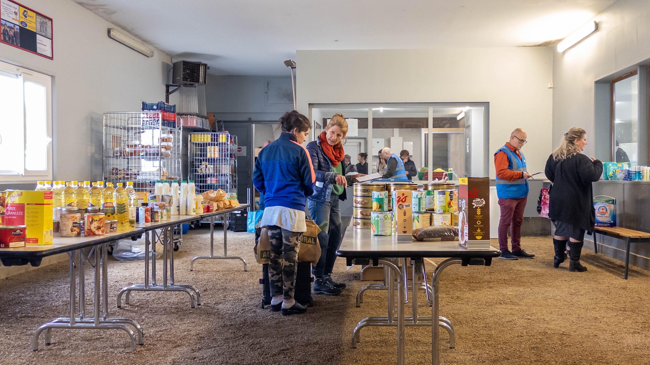 Des tables sont dressées sur la piste de pétanque. Au mur, les affiches racontent les exploits des sportifs. Dans cette ambiance, les discussions vont bon train.