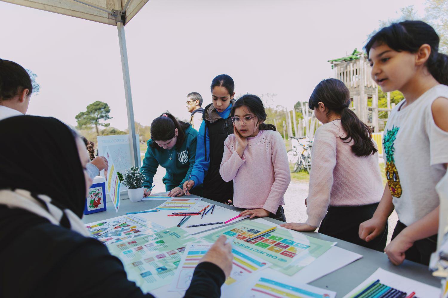 Sur ce stand, les « Copain du Monde » expliquent pourquoi et comment ils collectent pour acheter des livres destinés à équiper un bibliobus en Afrique du Sud. Certains se sont rendus en octobre-novembre 2022 à Johannesburg. 