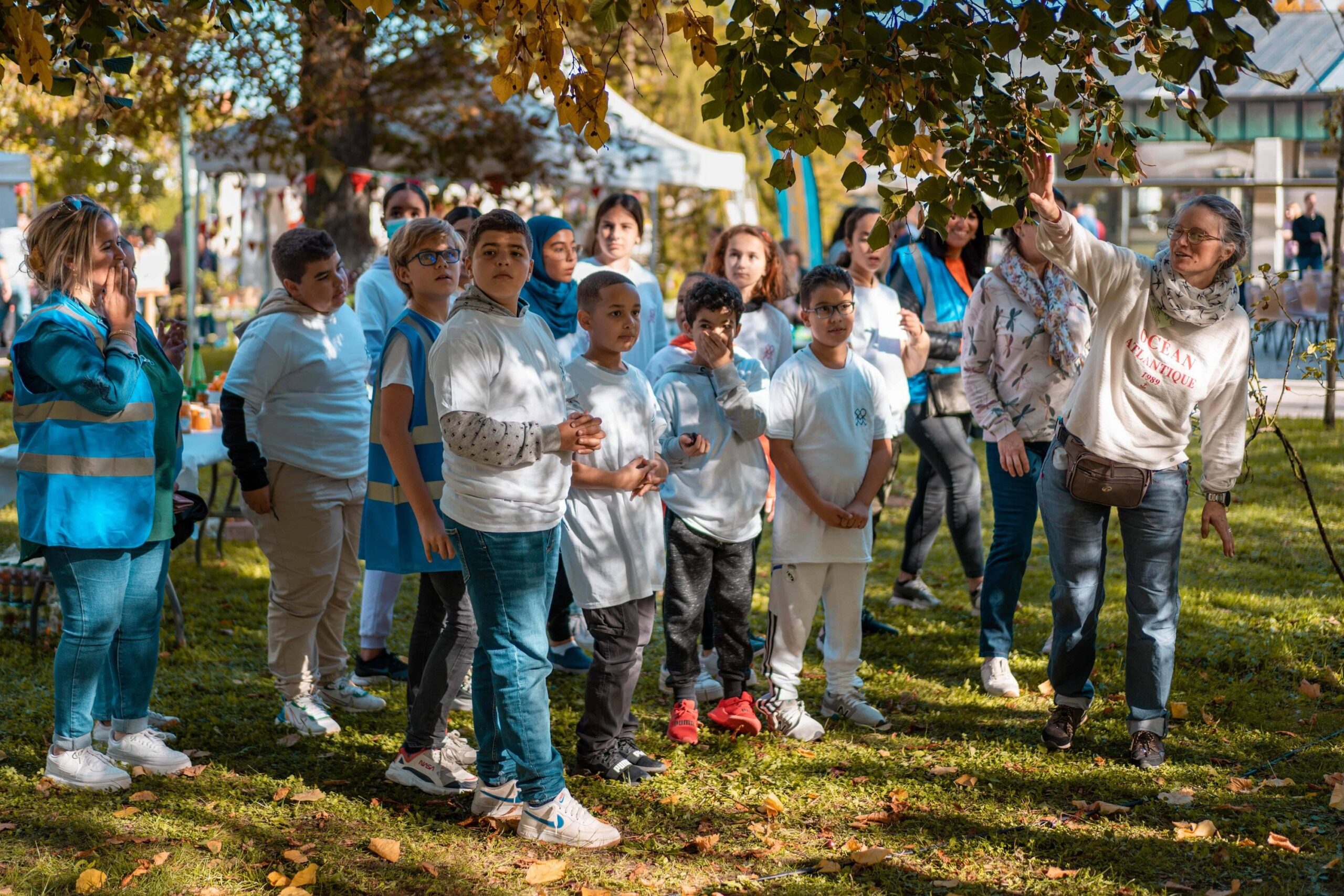 Après la brocante et avant le goûter, les enfants placent leurs nichoirs dans le parc. L'hôtel à insectes qu'ils ont construit est installé à proximité de la médiathèque et du Secours populaire.