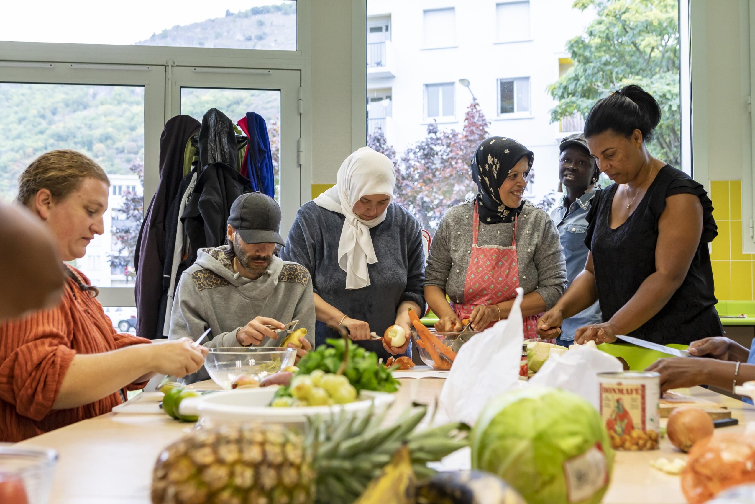 Les participants, surtout des femmes, ont créé des liens lors de la réalisation des recettes, dans une ambiance conviviale et bienvaillante.