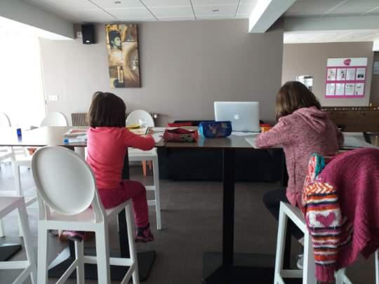 Séance de devoirs en mobil-home pour Salomé et Anastasia, avec l'aide de Jeanne et de Aléna. 