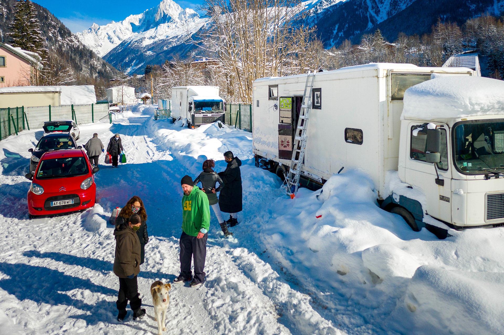 Le long de la route banche, dans les Alpes, les saisonniers vivent dans des camions recouverts de neige, par 15 degrés sous zéro. 