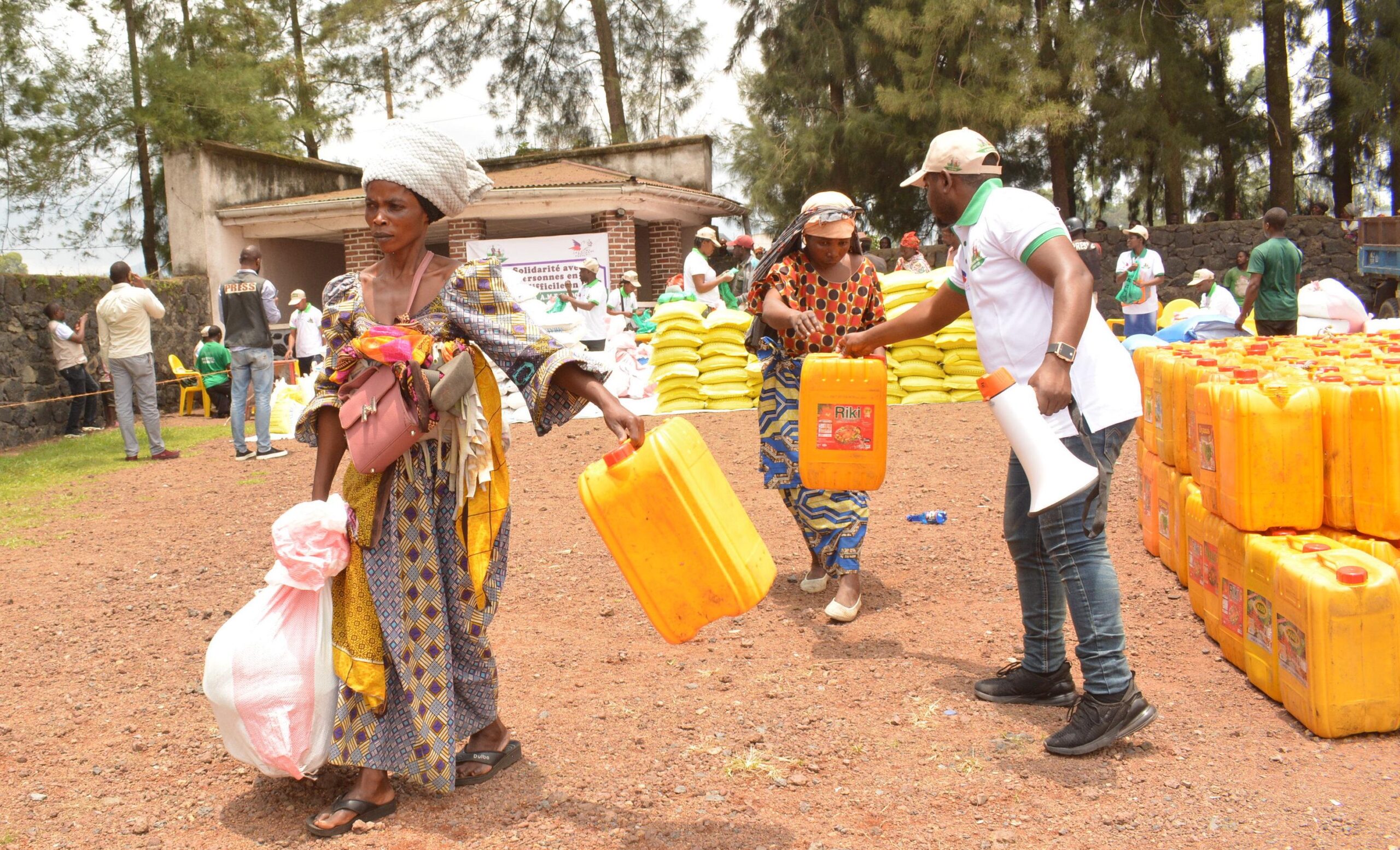 Toute la journée du 11 mars, les équipes du FDAPID ont effectué la distribution de produits de première nécessité aux familles vulnérables du camp de déplacés de Kanyaruchinya.
Guerre du Nord-Kivu - Ne pas agir était impossible à nos yeux