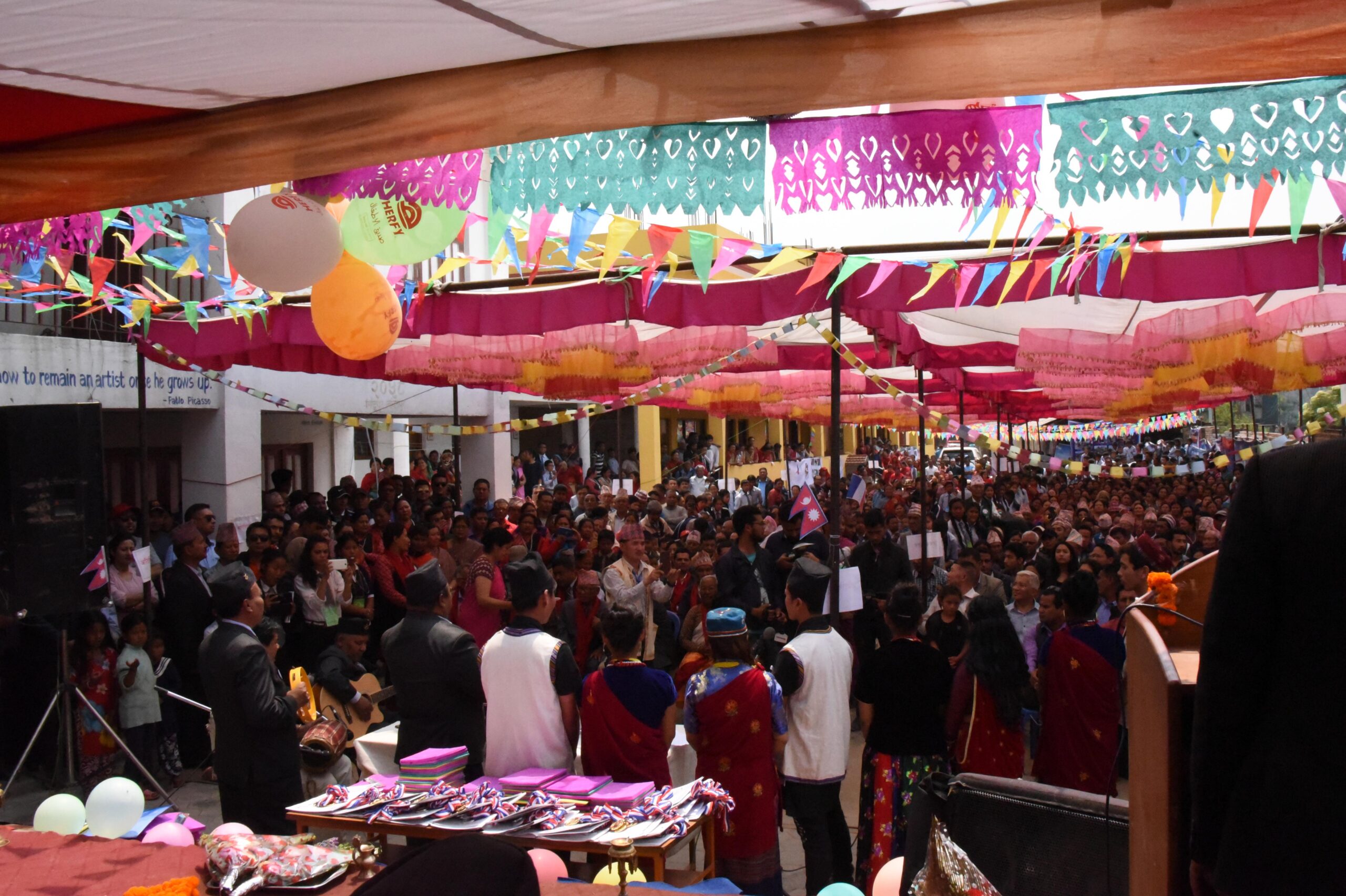 Environ 1500 personnes ont participé à l'inauguration de l'école de Mahalaxmi, près de la capitale Katmandou.
