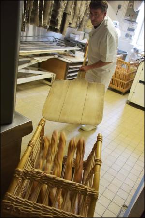 Mettant du coeur à l'ouvrage, Pedro constate que les gens ont restreint leur consommation de pains, de viennoiseries ou de desserts : "L'inflation frappe très fort cette année."