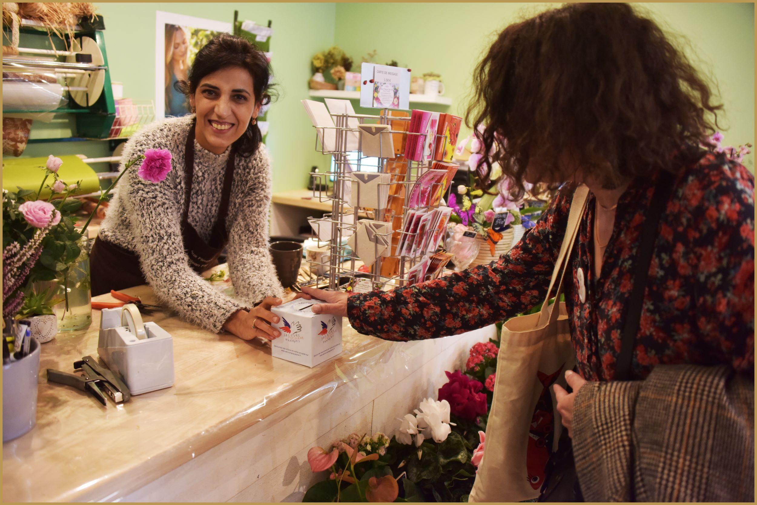 Diana a ouvert les portes d’« Aux fleurs de vie » il y a six mois. La fleuriste participe déjà, avec un grand sourire, à sa première campagne des Pères Noël verts. 