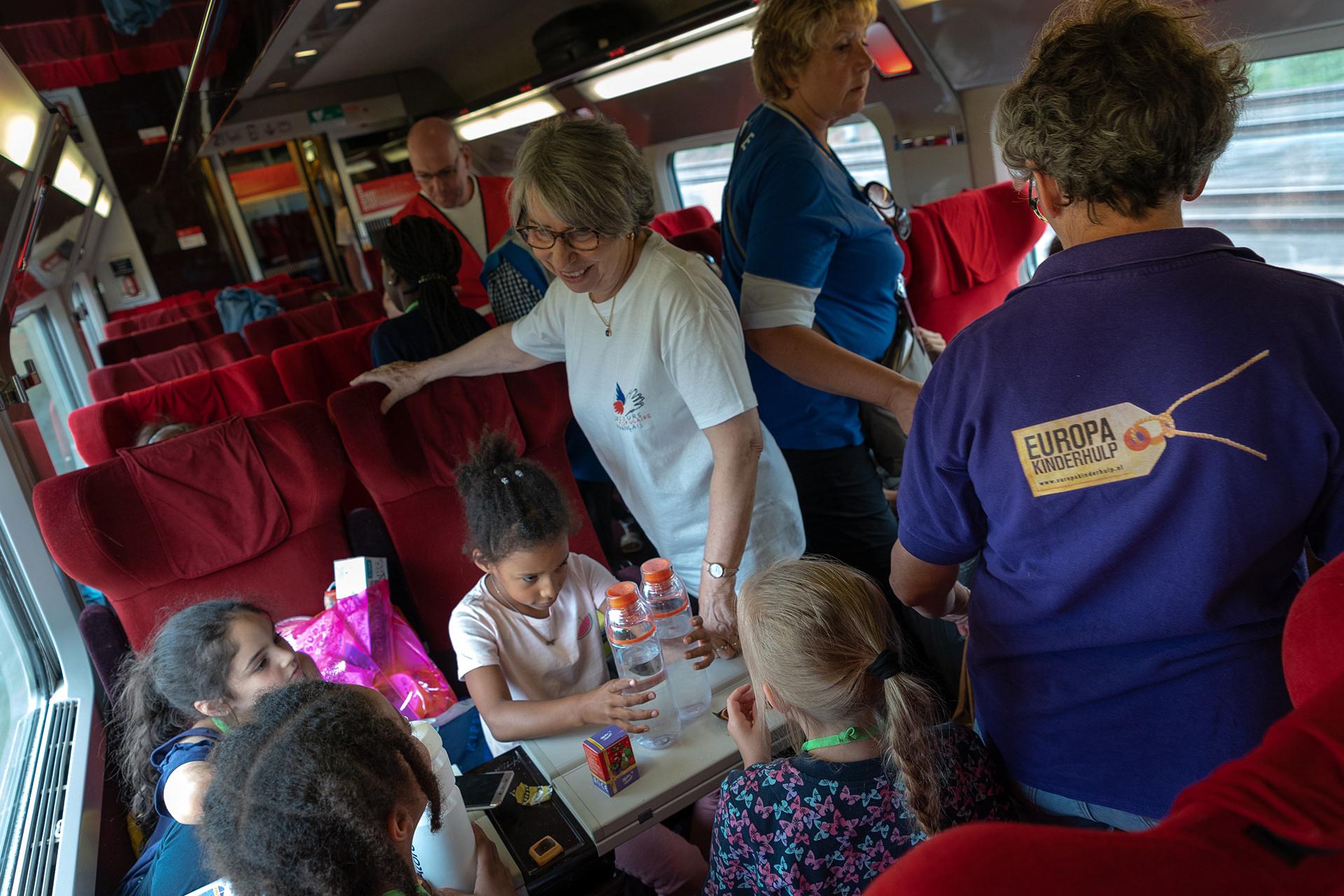 Pour le retour, les enfants étaient entourés par du personnel de Thalys et des bénévoles du Secours populaire et d'Europa Kinderhulp.