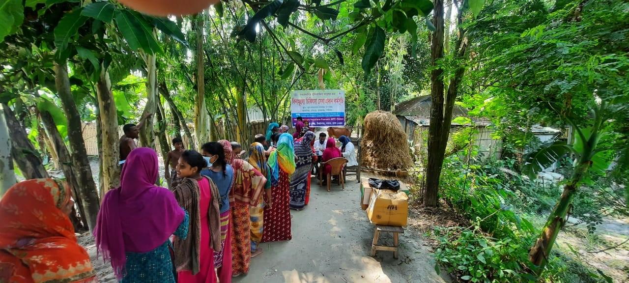 L'un des camps montés par les membres de l'ONG GK Savar pour répondre aux urgences médicales des sinistrés. Ici, dans le district administratif de Kurigram.