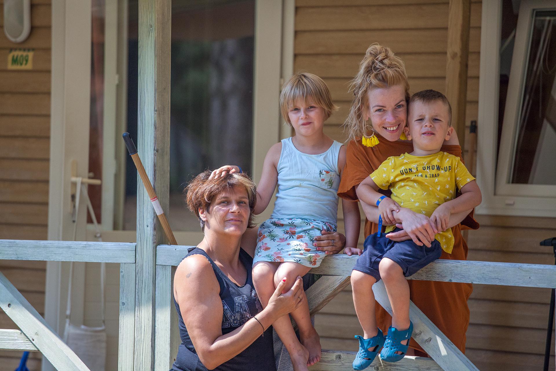 Elisabeth (à gauche) et Céline sont venues avec leur enfant passer une semaine au camping.