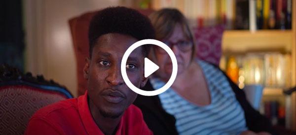 Cathy a hébergé Adam, demandeur d'asile, pendant le confinement. Au total, ils ont passé dix mois ensemble.
