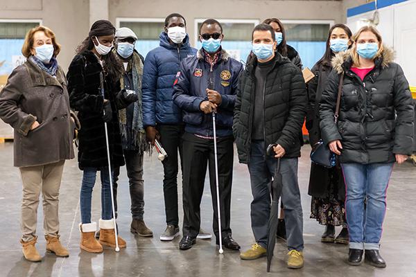 Les membres de PopHandicap lors de la remise de matériels informatiques par le Secours populaire.