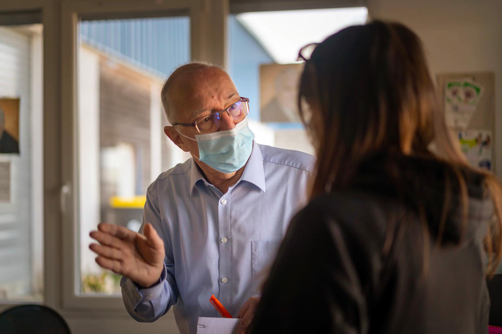 Médecin à la retraite, Michel conseille les personnes aidées sur la manière de se protéger contre le virus et sur la vaccination.   