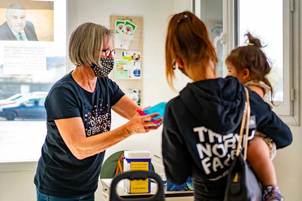 A Guéret, dans la Creuse, les bénévoles reçoivent le public selon les règles sanitaires, informent sur les manières de se protéger du virus et donnent régulièrement des masques.