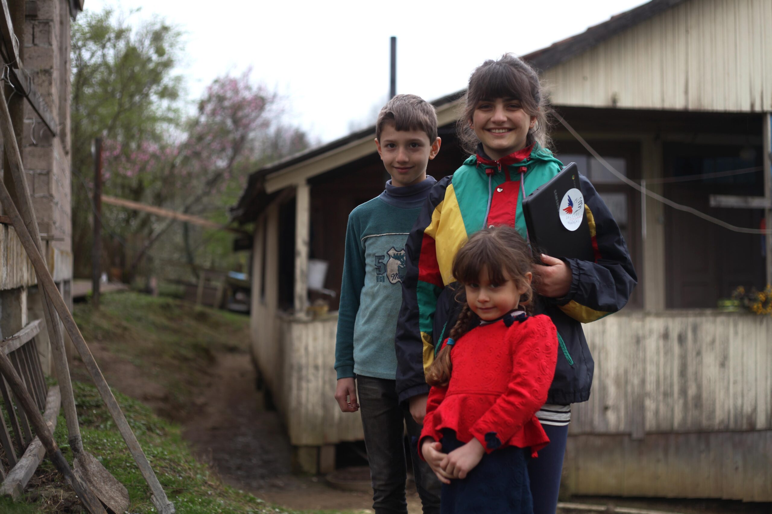 La joie est grande dans la famille de Ketevan (ici, avec son frère et sa soeur) : elle va pouvoir continuer à étudier à distance, malgré la pandémie.