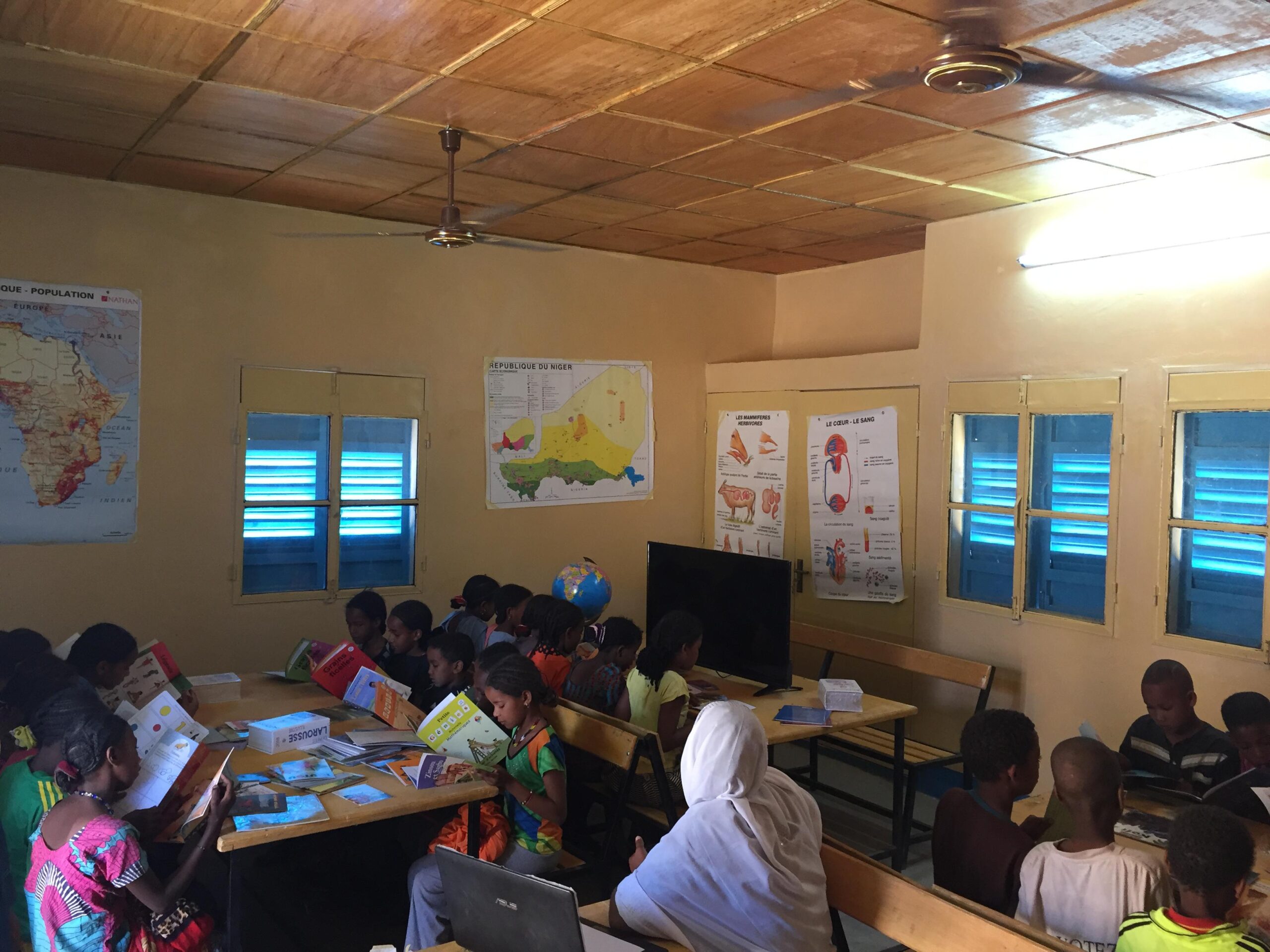 La bibliothèque scolaire de Timia a été construite et équipée avec l'aide du Secours populaire.