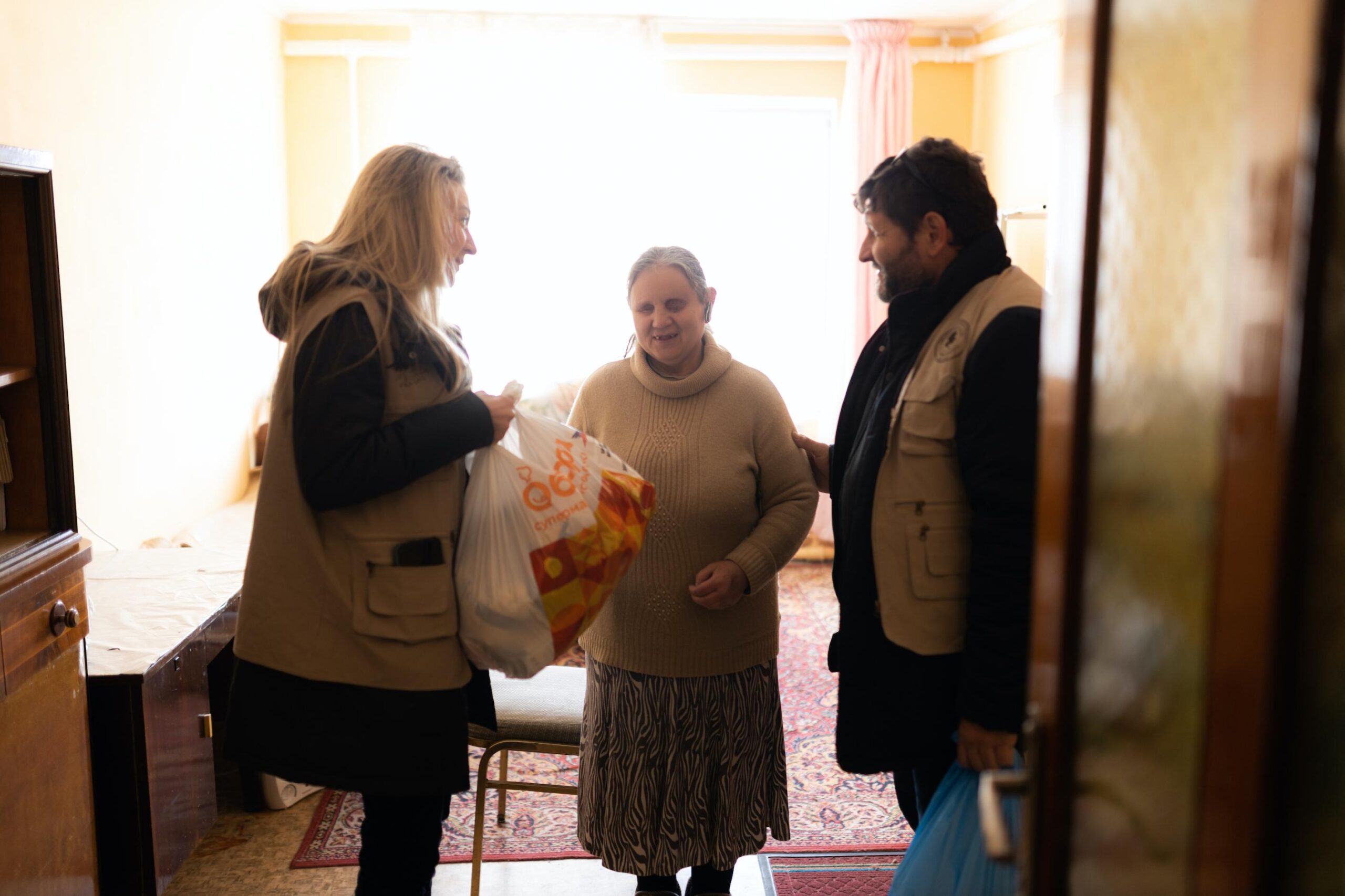 Les volontaires de UAS-Four Leaf Clover remettent un colis alimentaire à une femme hébergée dans le centre pour réfugiés de Mayaki, à une cinquantaine de km d'Odessa. Elle a dû fuir sa maison bombardée, à Kherson, où elle vivait seule. 17 mars 2022
Ukraine : 200 jours de guerre et de solidarité
