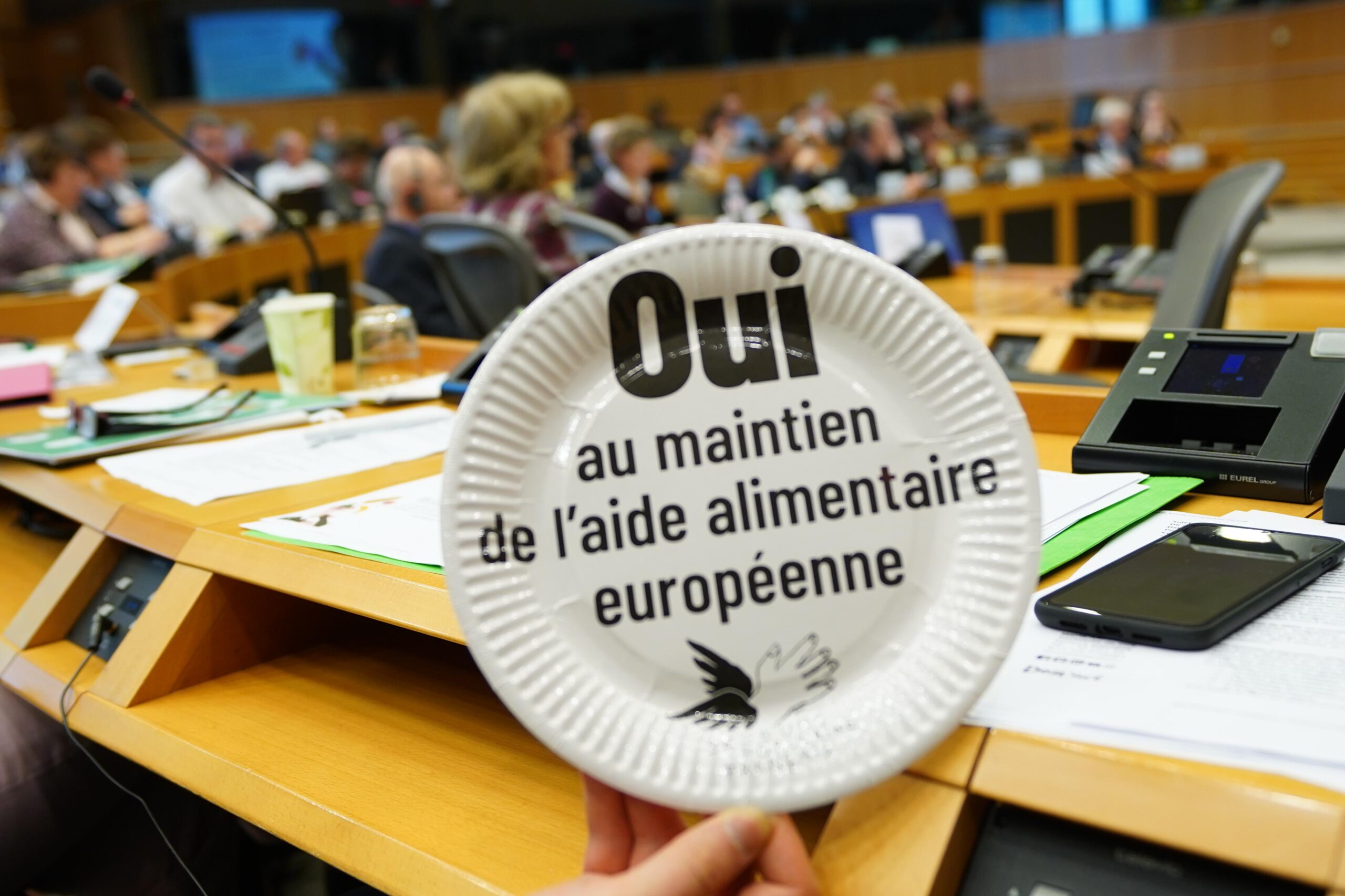 Les discussions budgétaires européennes privilégient des secteurs comme la défense au détriment de la solidarité.