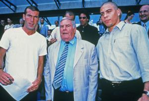 Zinedine Zidane et Cristiano Ronaldo entourent Julien Lauprêtre, alors président du SPF, au Stade de France en 2000.
