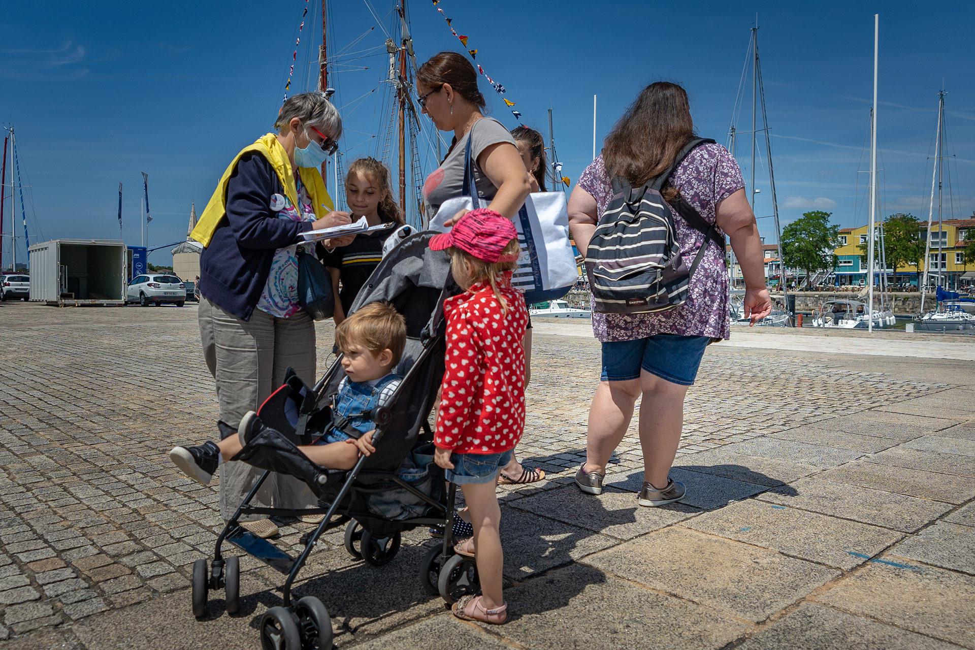 Les bénévoles ont accueillis chaleureusement les enfants et leur famille.