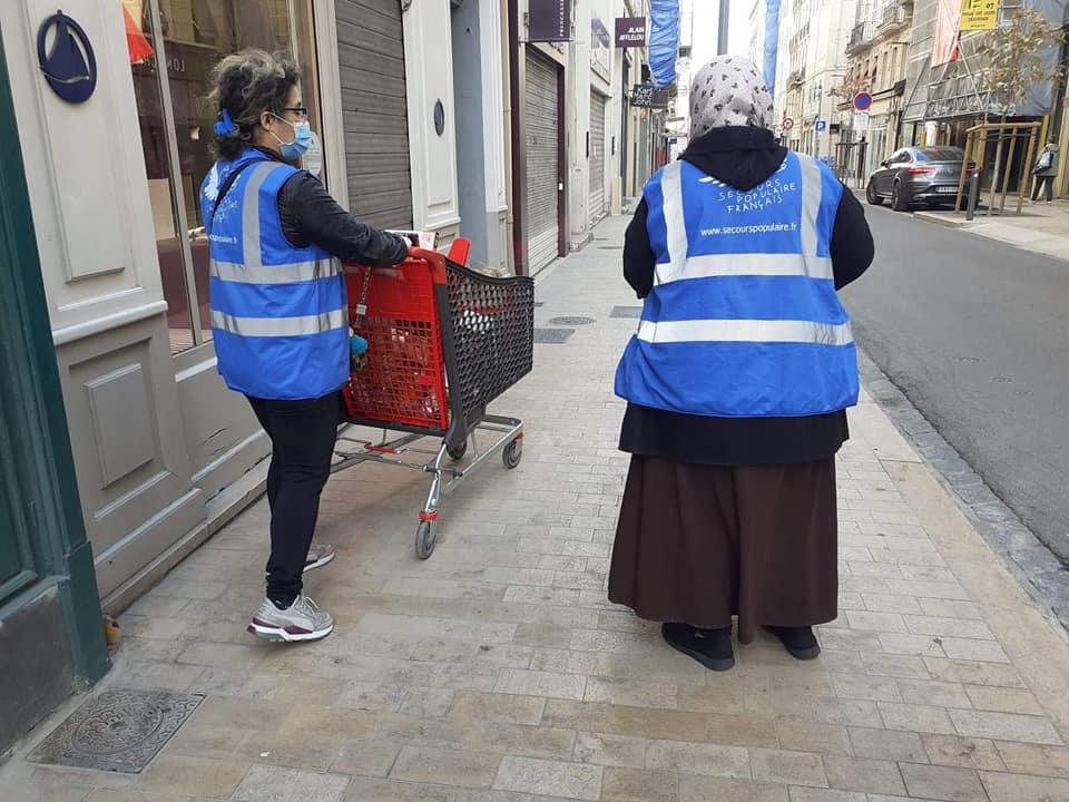 Les rues se sont vidées avec le confinement et les aides habituelles ont été perturbées. Les bénévoles jouent un rôle indispensable.