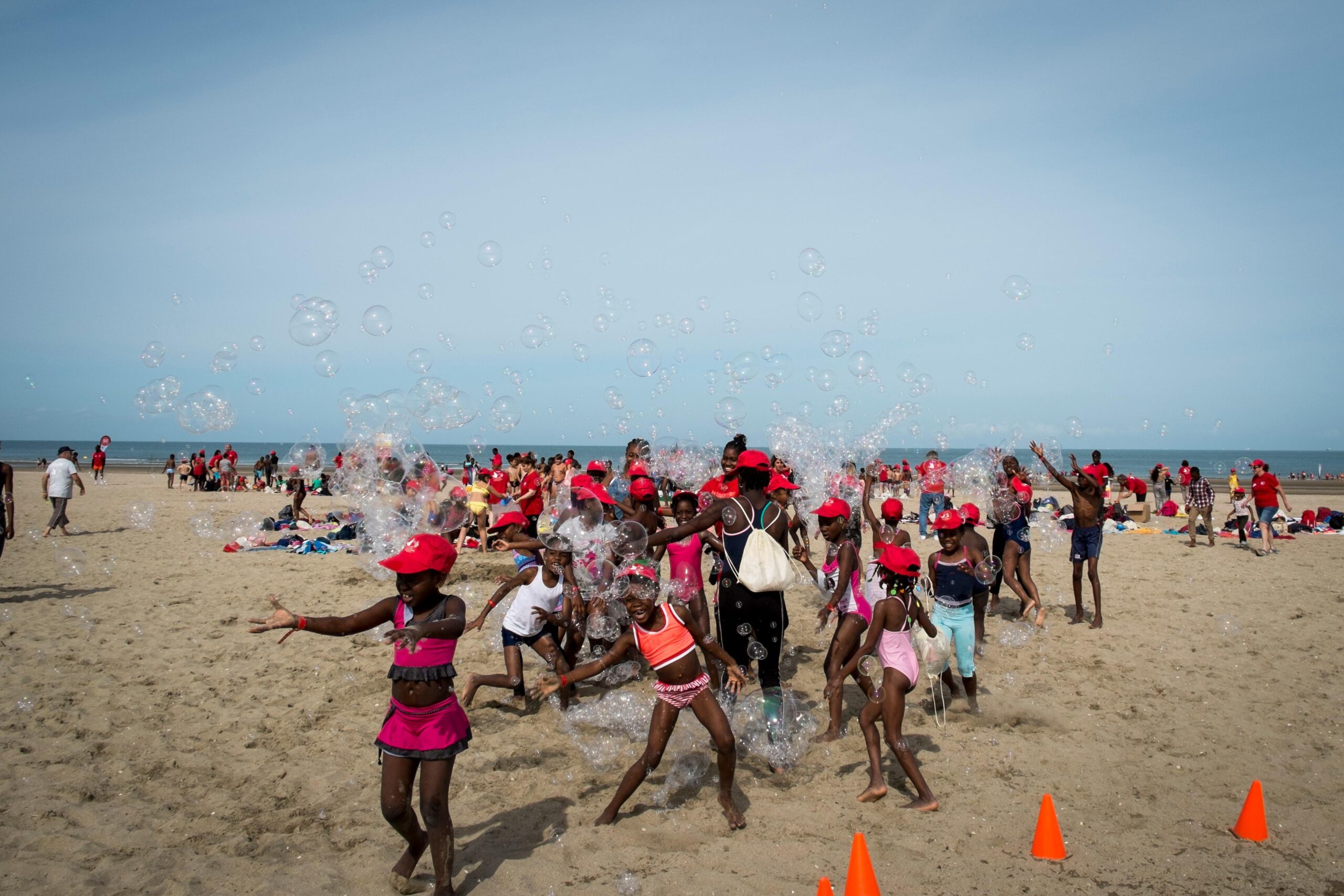 Sur la plage, jeux et activités sont proposés par des bénévoles aux petits soins.