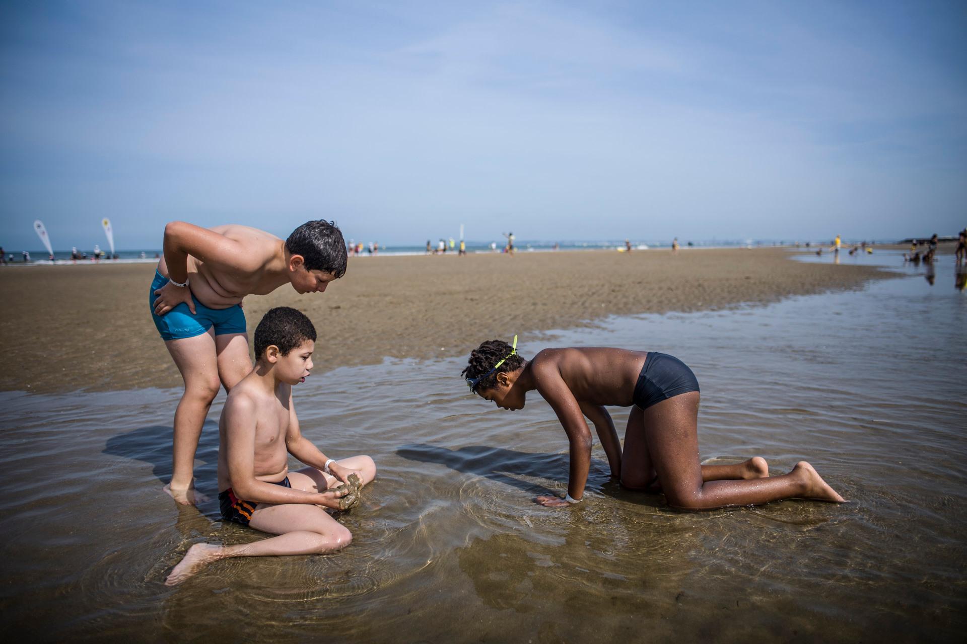 Susciter la curiosité, l'inattendue, la coopération. Objectifs atteints sur la célébrissime plage de Deauville.