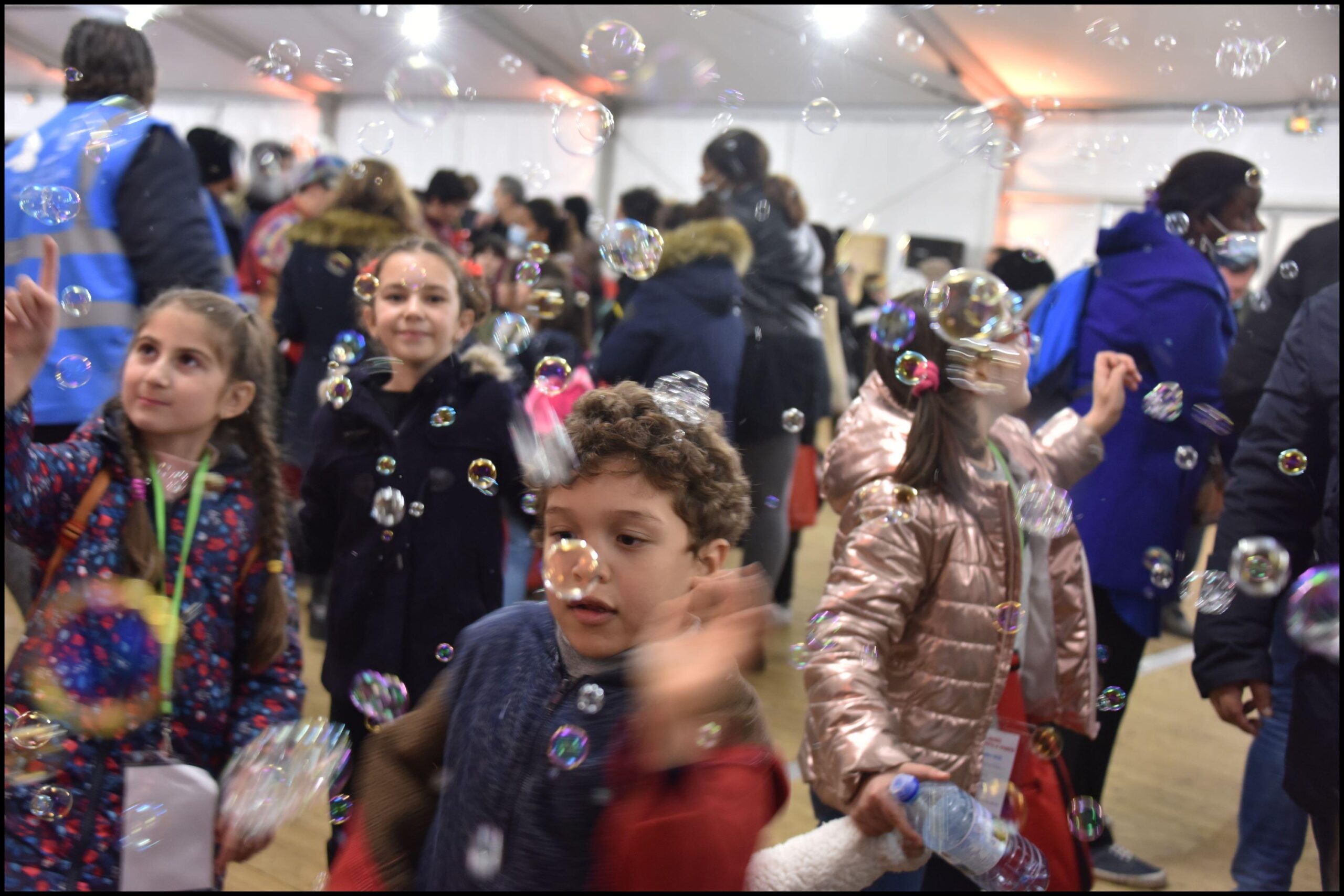 Les bénévoles organisent partout en France, en novembre et en décembre, des fêtes, des spectacles, des goûters de Noël pour que les enfants aient le sourire ou le retrouve.